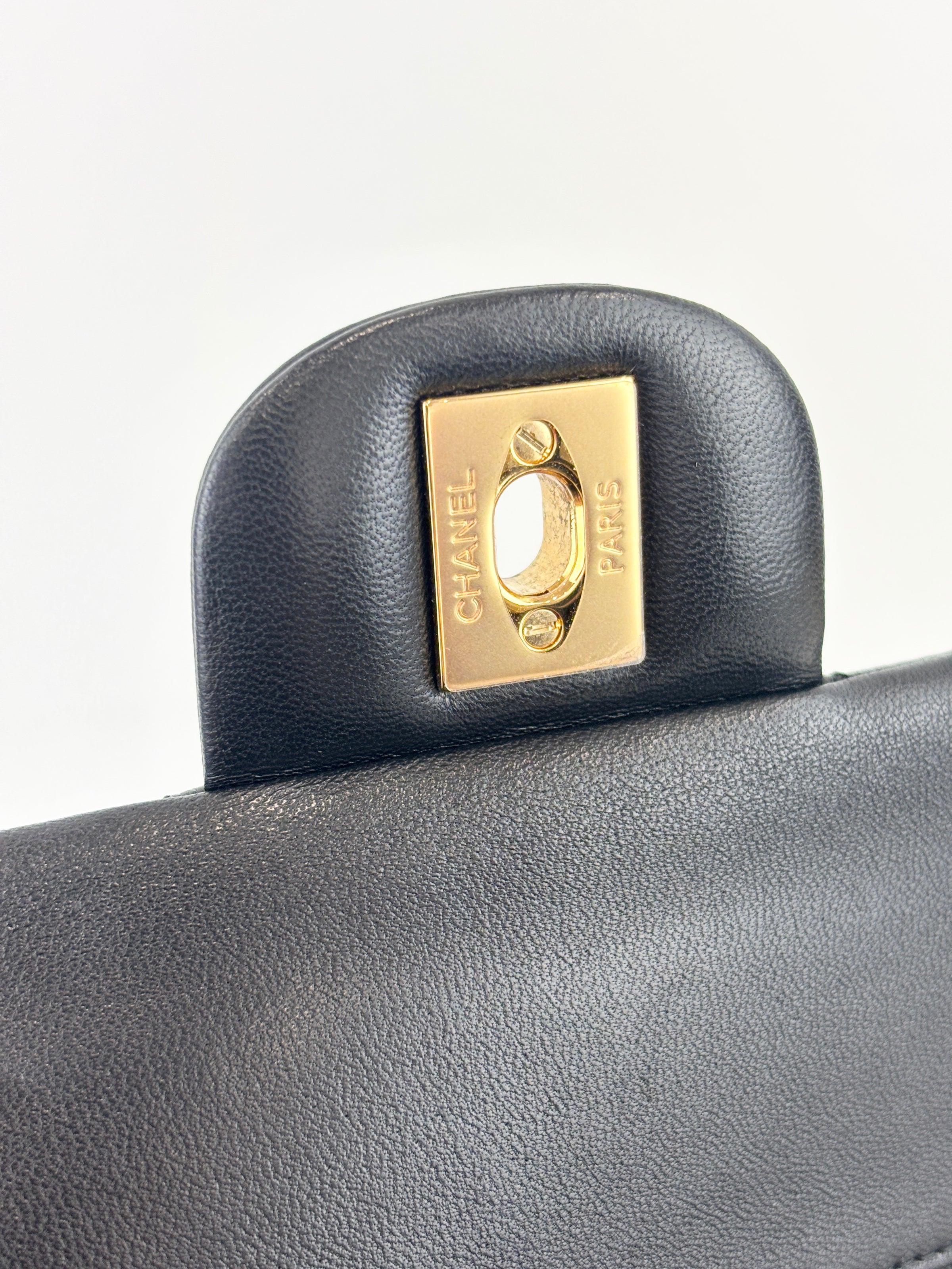 Classic Medium Flap Lambskin Black GHW