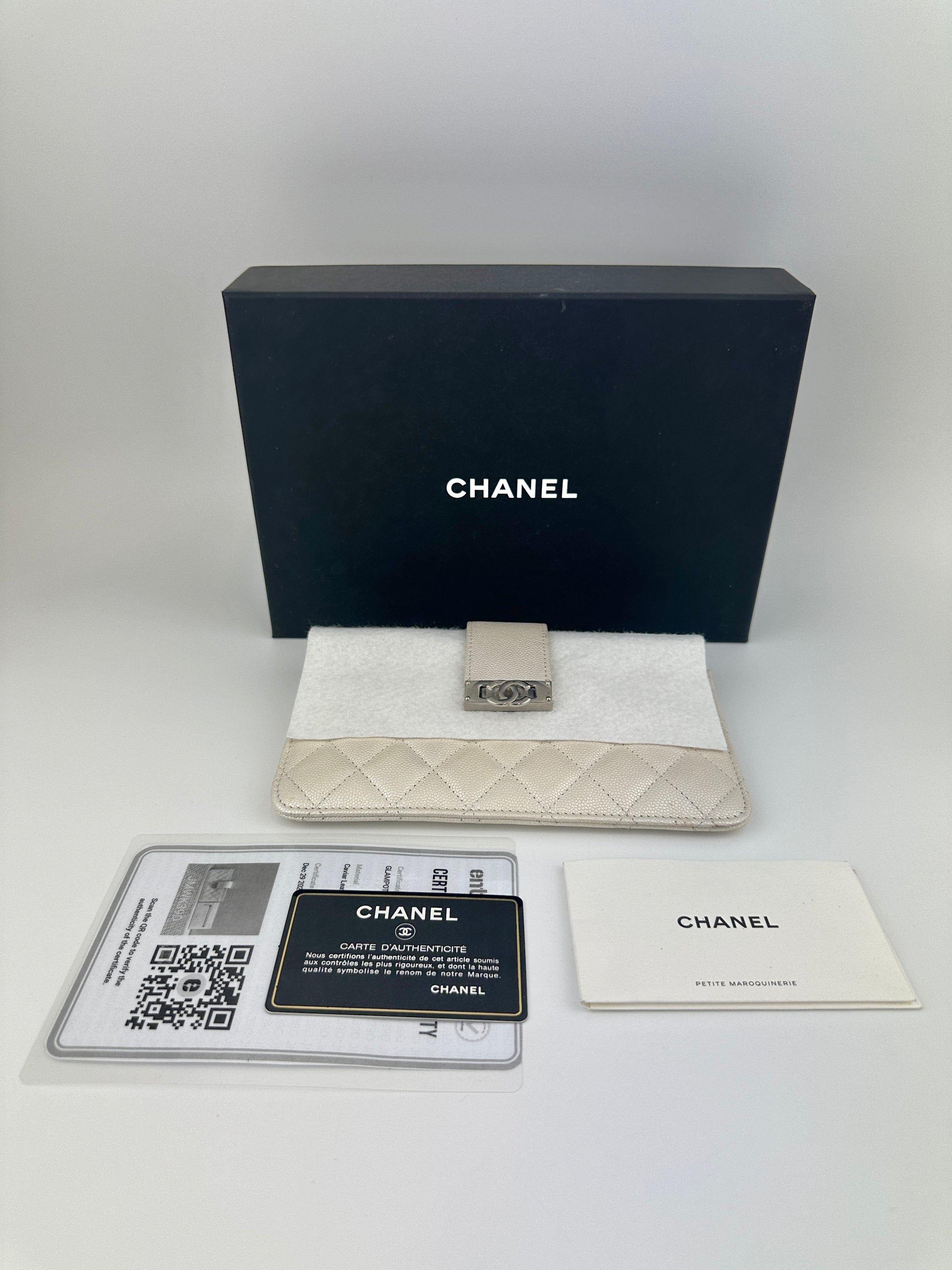 AP0154 White Caviar Leather Pouch with Interlocking CC SHW