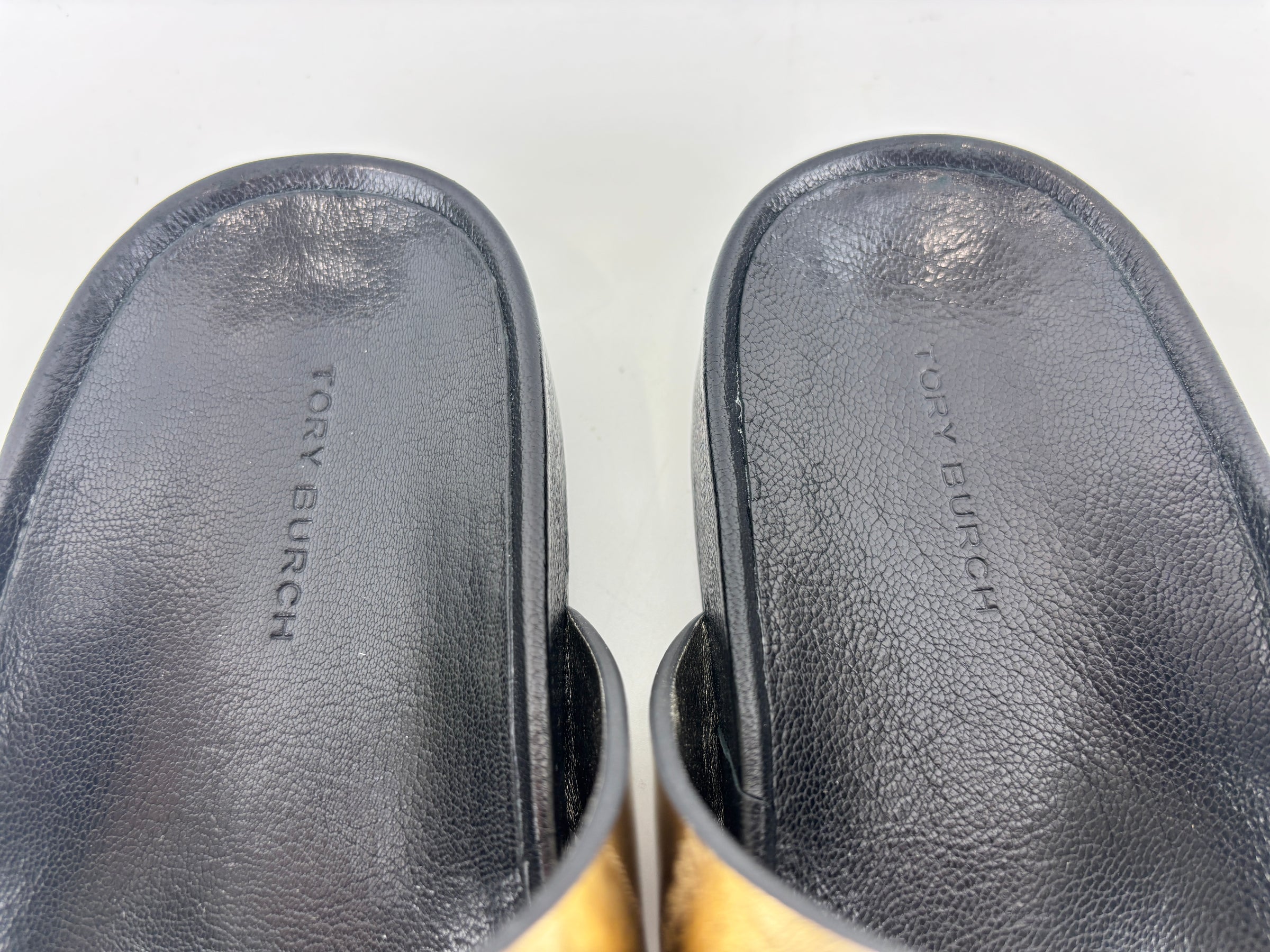Mellow Thong Leather Sandals in Spark Gold / Perfect Black Size US 8