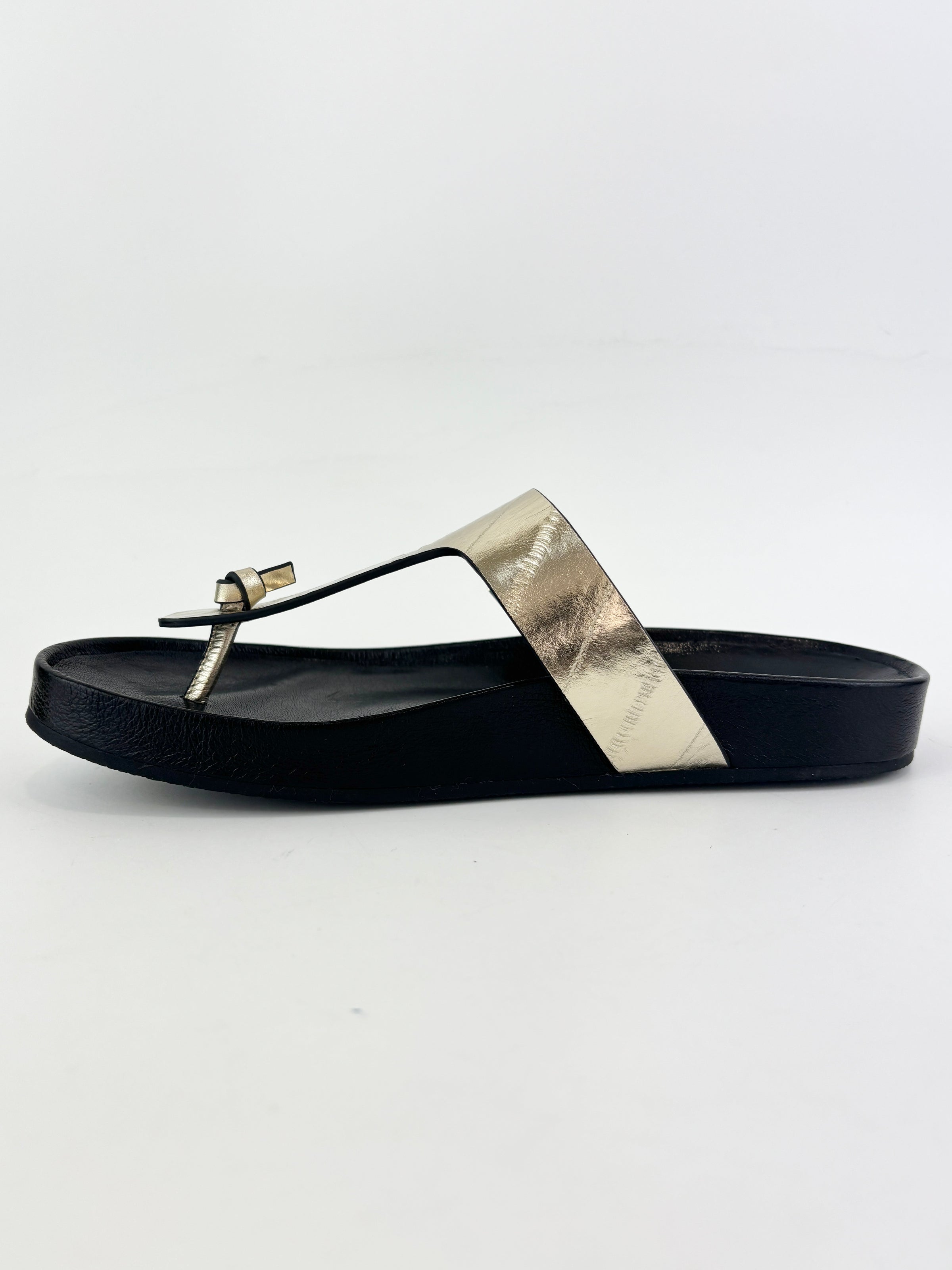 Mellow Thong Leather Sandals in Spark Gold / Perfect Black Size US 8