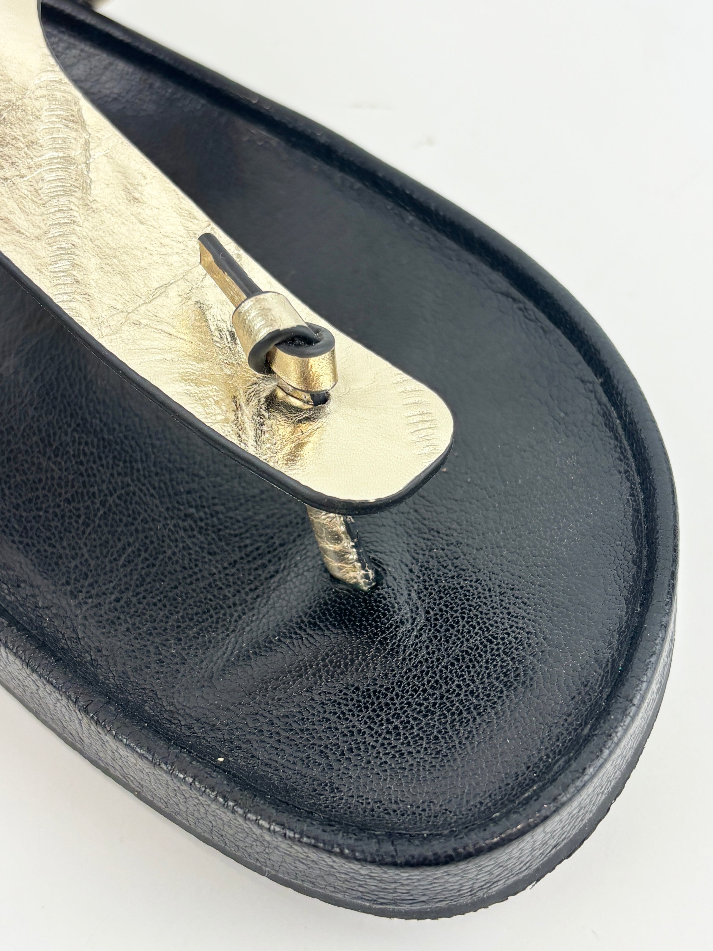 Mellow Thong Leather Sandals in Spark Gold / Perfect Black Size US 8