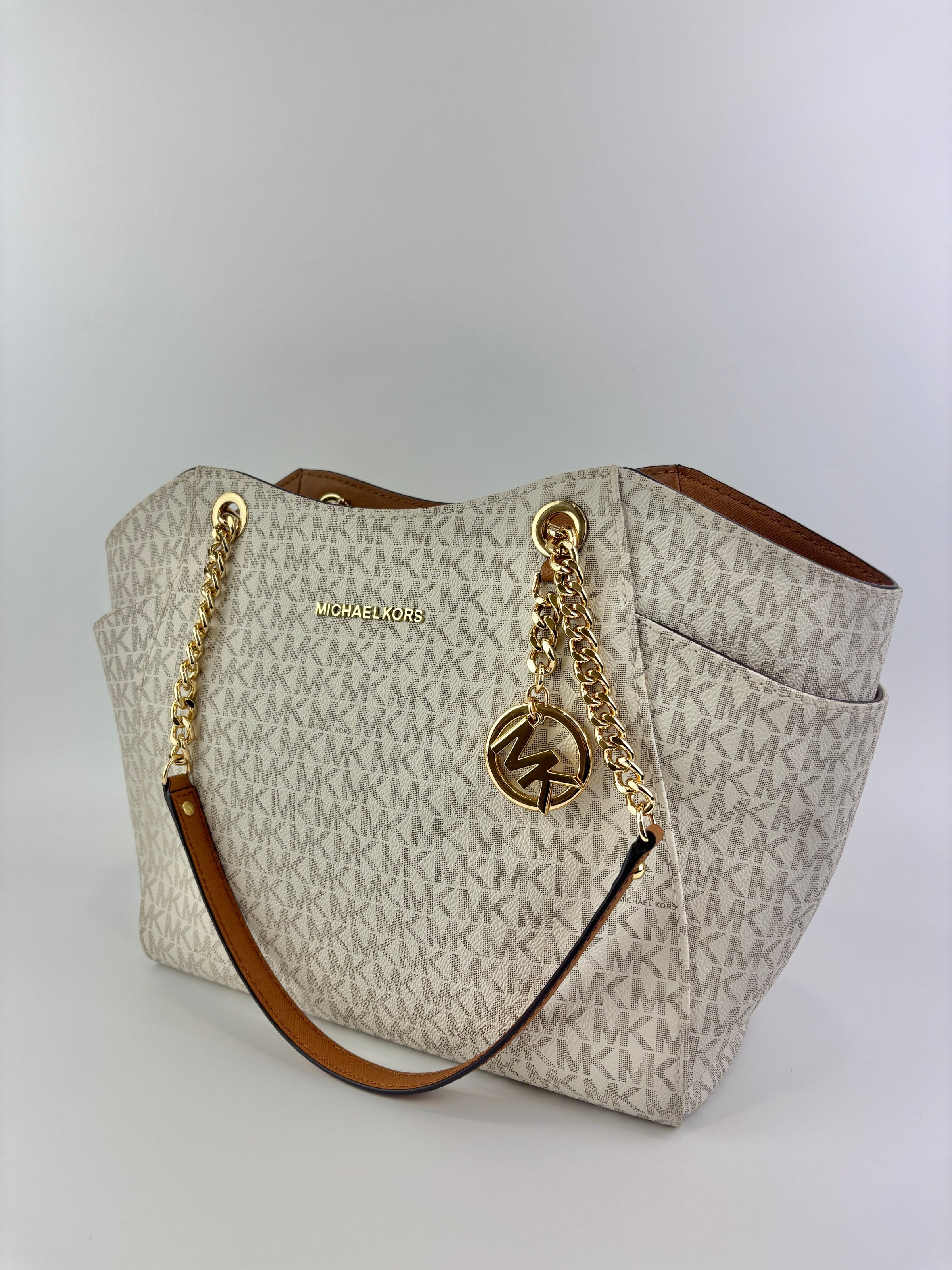 Jet Set Large Signature Vanilla Logo Shoulder Bag