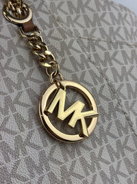 Jet Set Large Signature Vanilla Logo Shoulder Bag