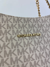 Jet Set Large Signature Vanilla Logo Shoulder Bag