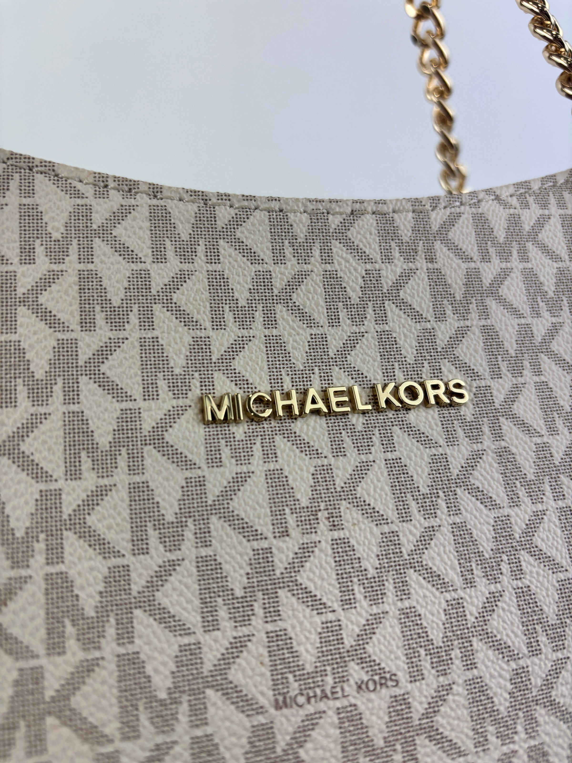 Jet Set Large Signature Vanilla Logo Shoulder Bag