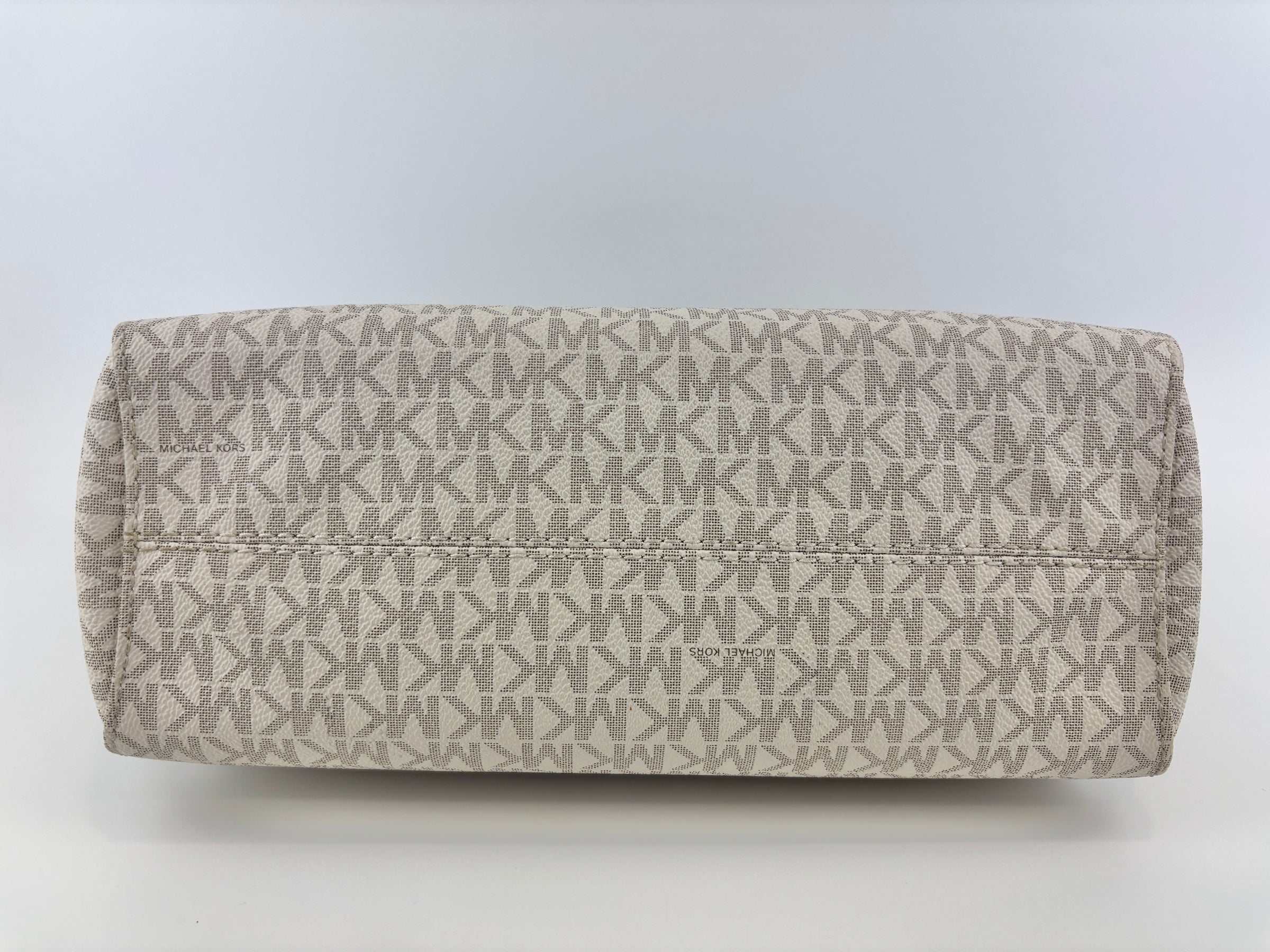 Jet Set Large Signature Vanilla Logo Shoulder Bag