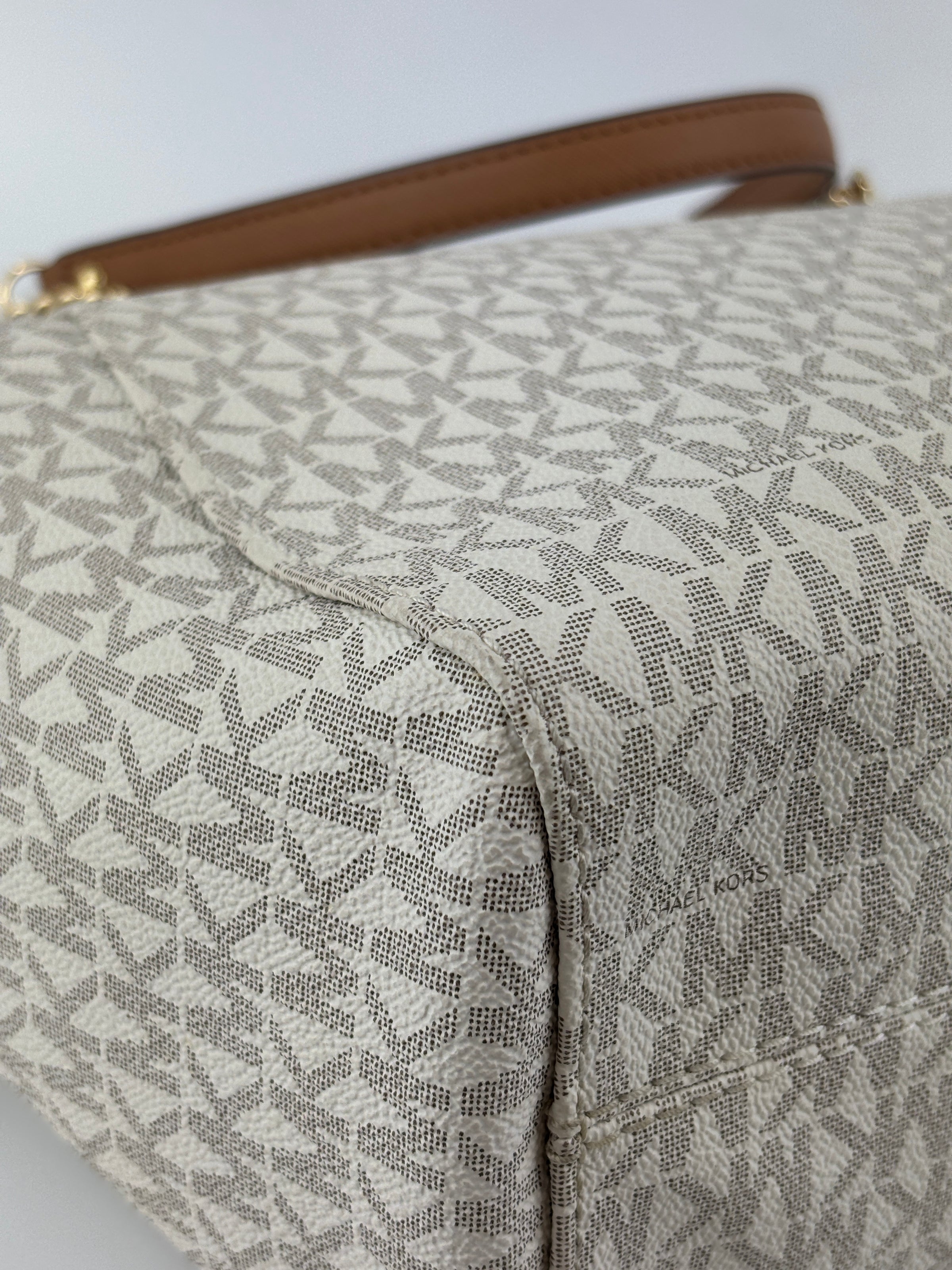 Jet Set Large Signature Vanilla Logo Shoulder Bag