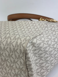 Jet Set Large Signature Vanilla Logo Shoulder Bag