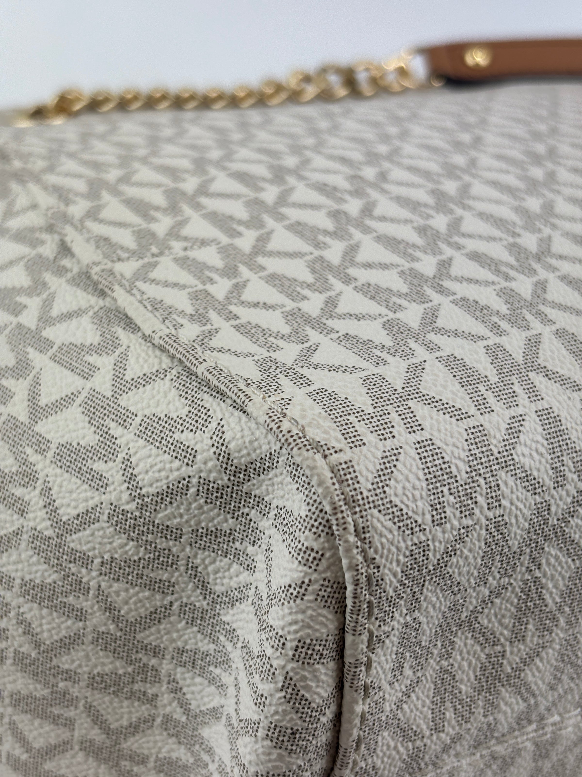 Jet Set Large Signature Vanilla Logo Shoulder Bag