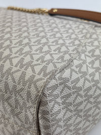 Jet Set Large Signature Vanilla Logo Shoulder Bag