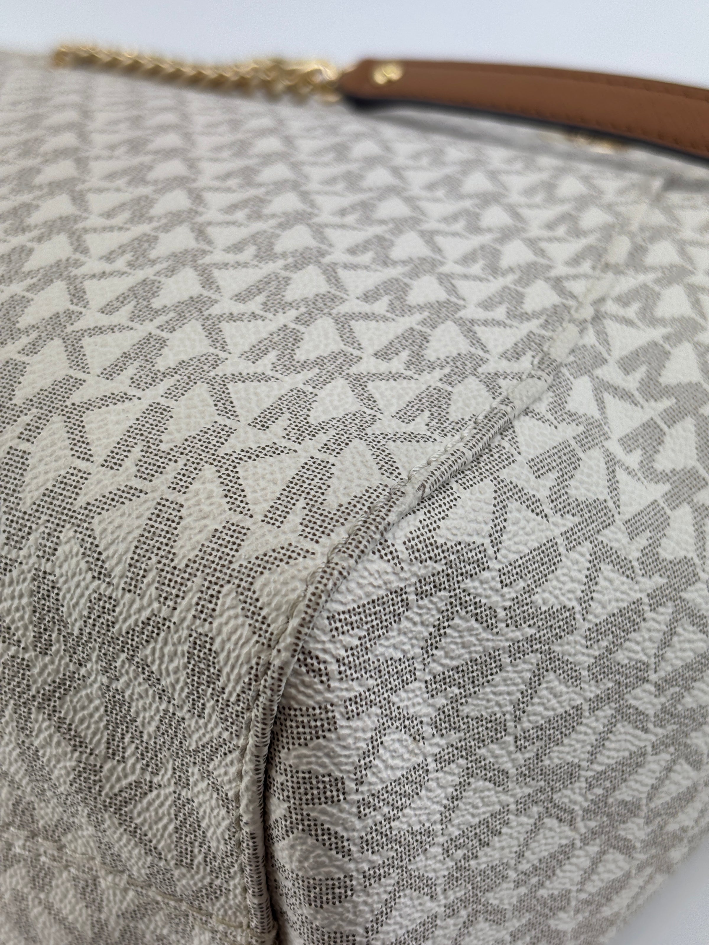 Jet Set Large Signature Vanilla Logo Shoulder Bag