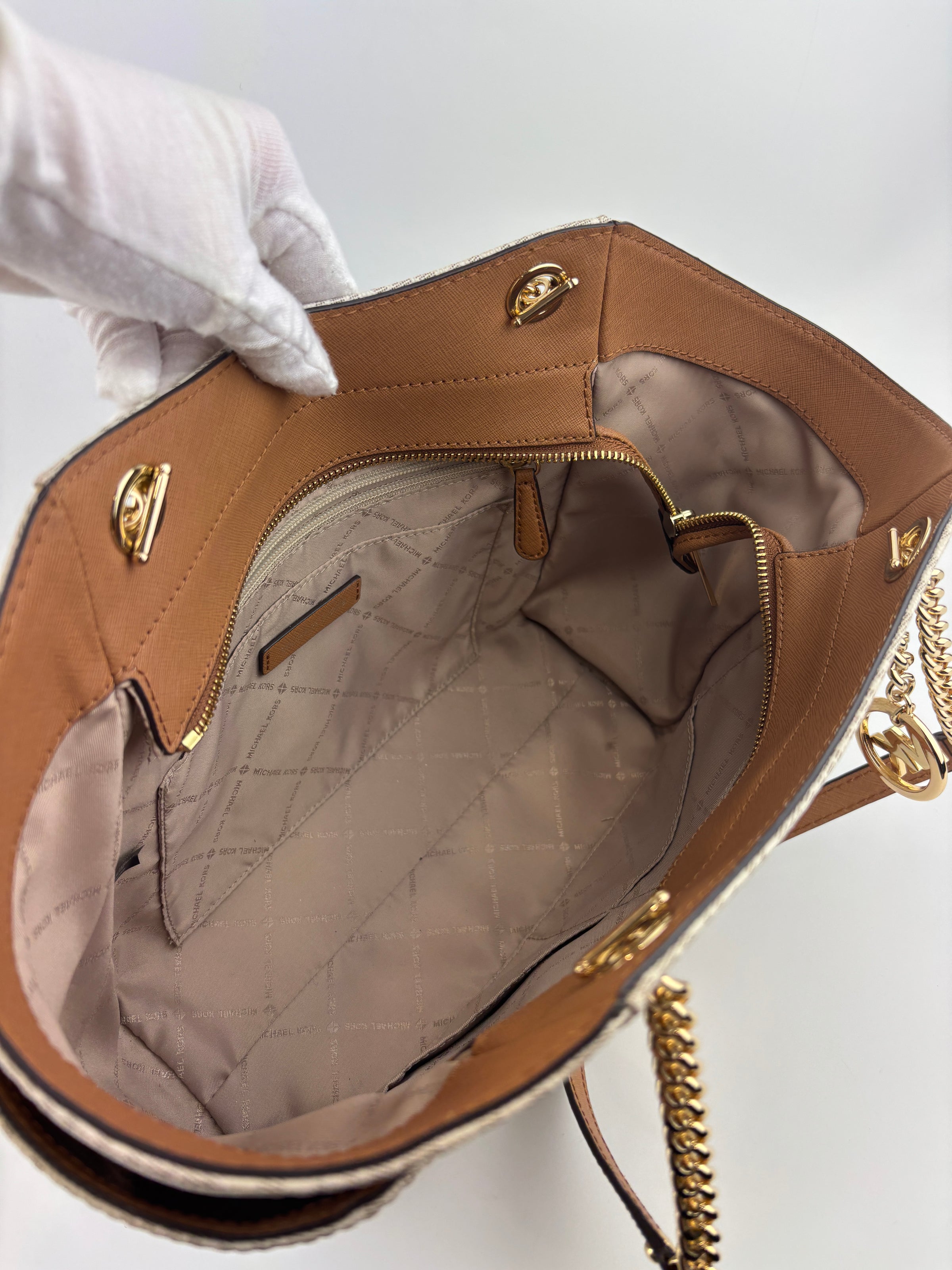 Jet Set Large Signature Vanilla Logo Shoulder Bag