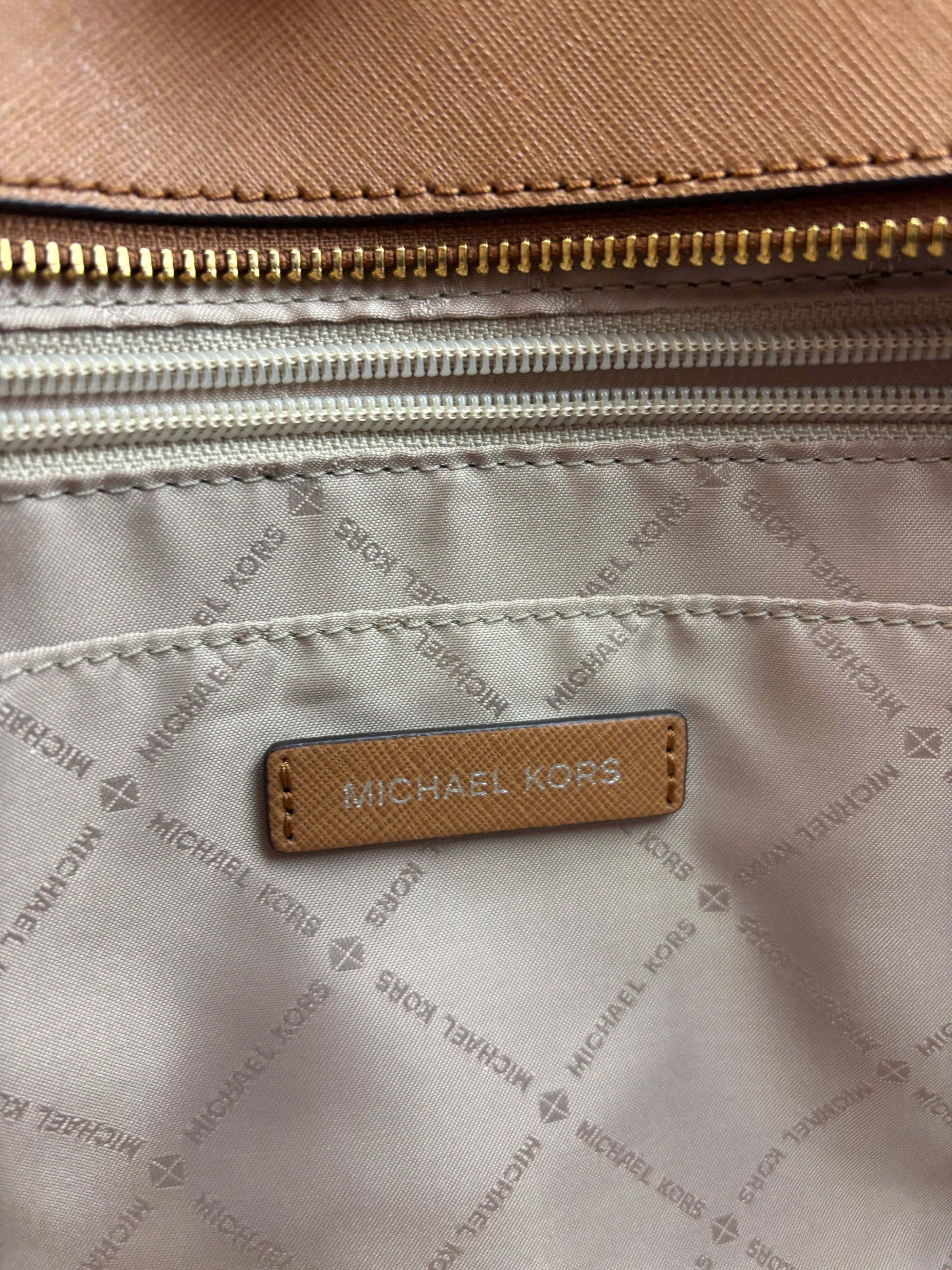 Jet Set Large Signature Vanilla Logo Shoulder Bag