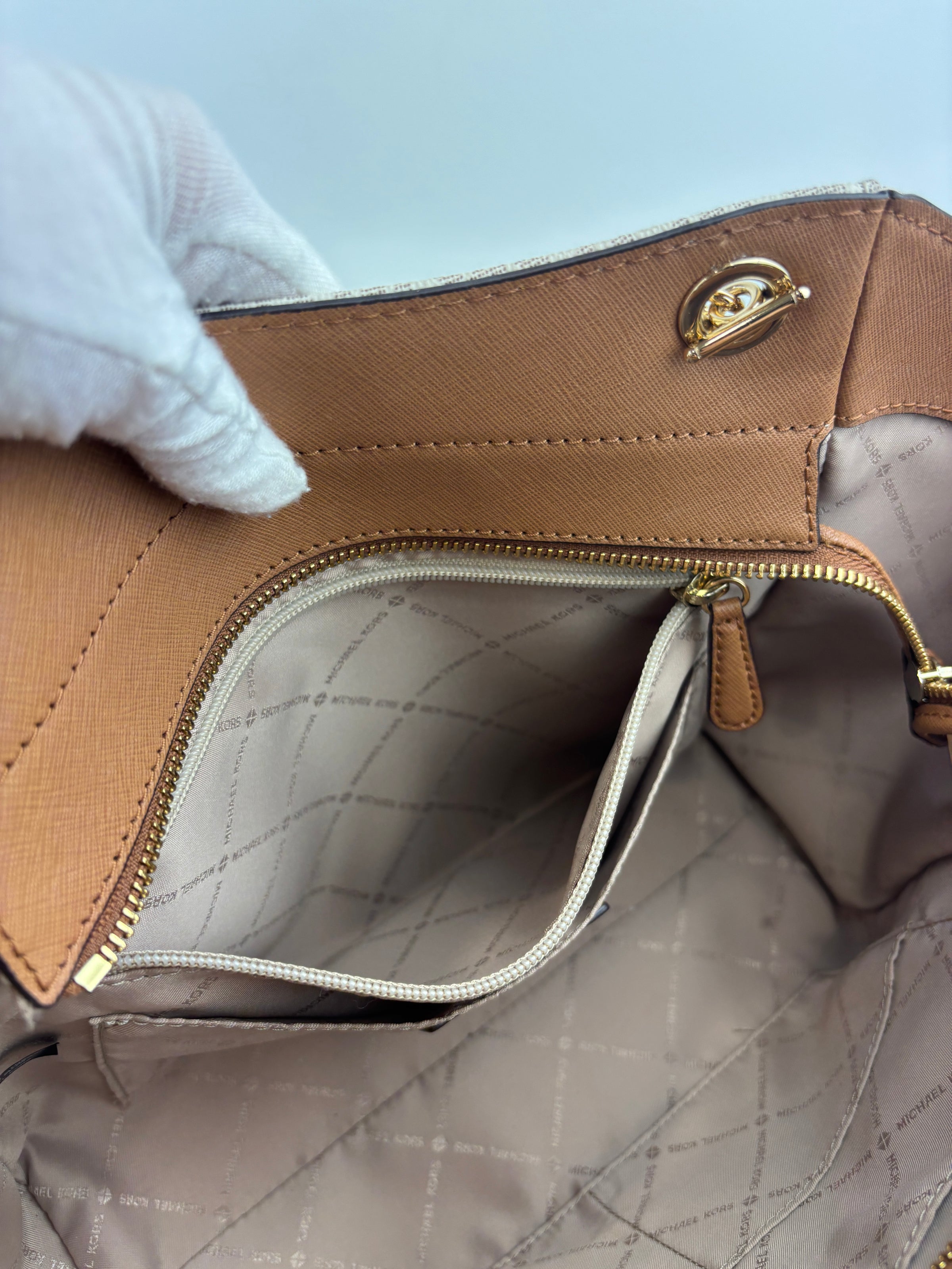 Jet Set Large Signature Vanilla Logo Shoulder Bag