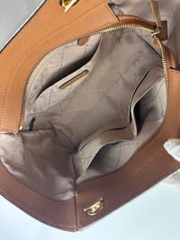 Jet Set Large Signature Vanilla Logo Shoulder Bag