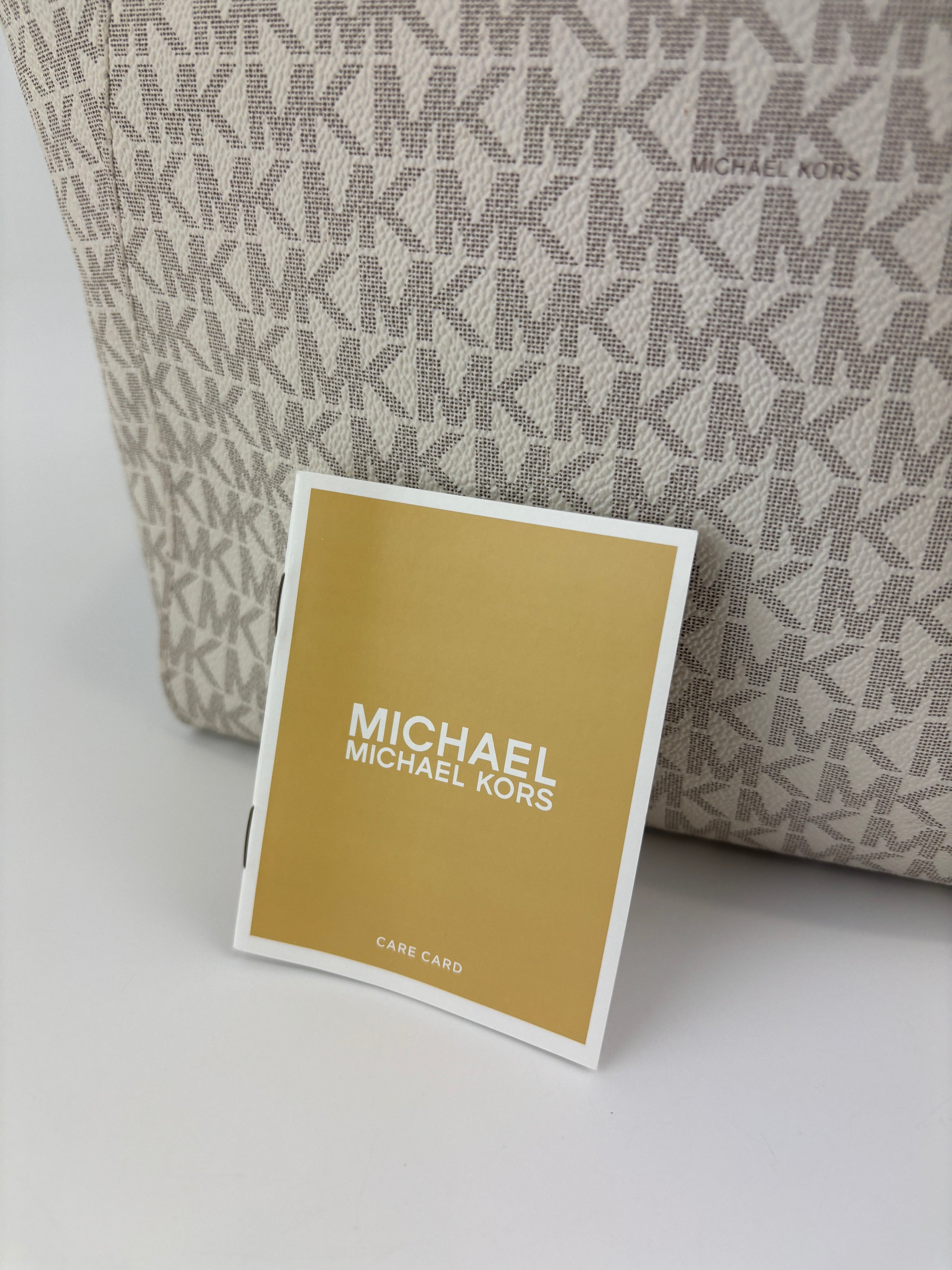 Jet Set Large Signature Vanilla Logo Shoulder Bag