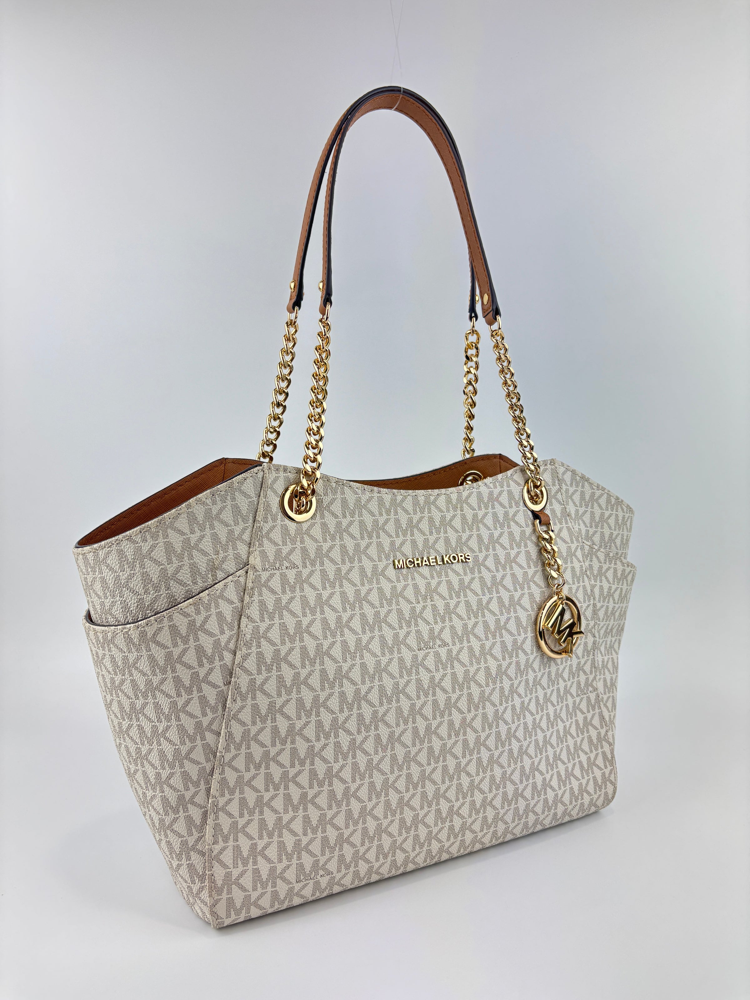 Jet Set Large Signature Vanilla Logo Shoulder Bag