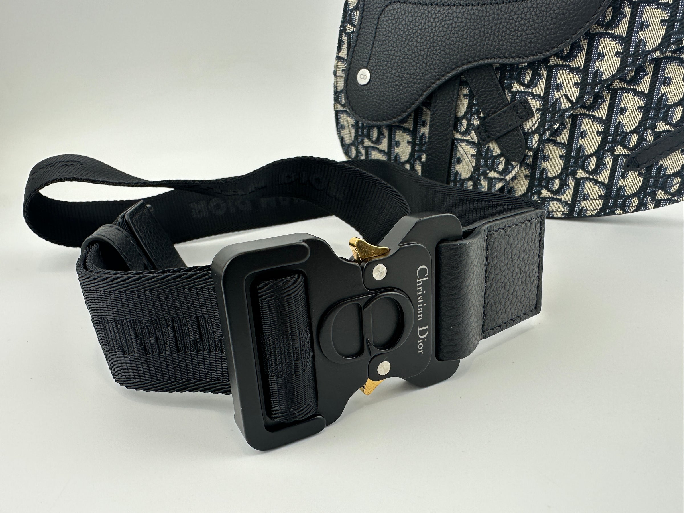 Saddle Messenger Dior Oblique Jacquard with Black Grained Calfskin Bag