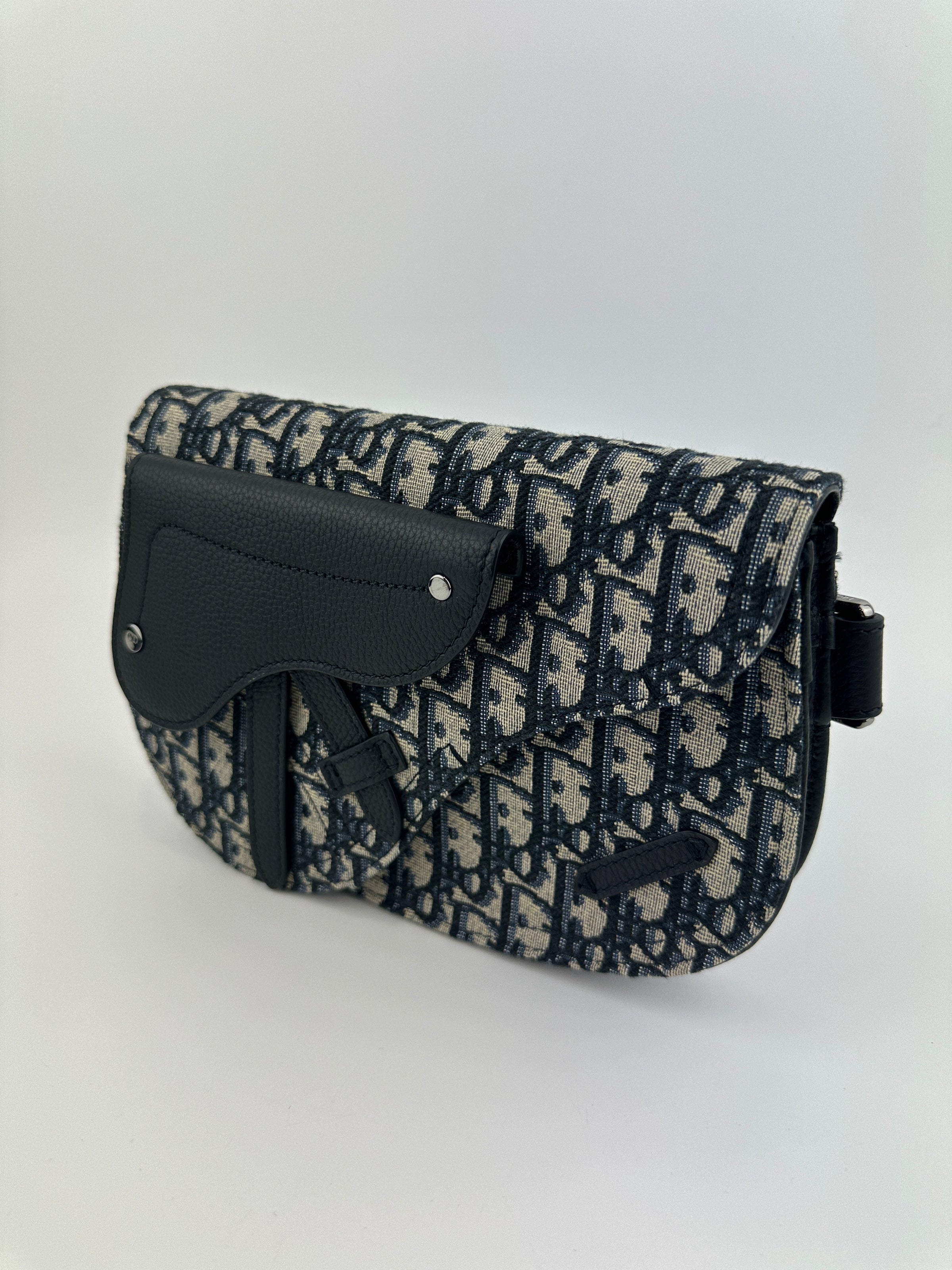 Saddle Messenger Dior Oblique Jacquard with Black Grained Calfskin Bag