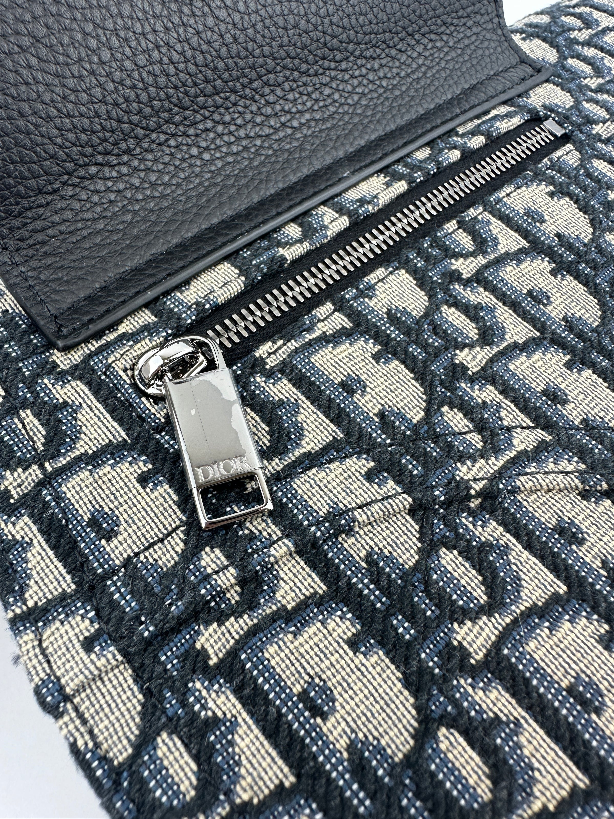 Saddle Messenger Dior Oblique Jacquard with Black Grained Calfskin Bag