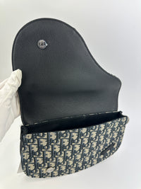Saddle Messenger Dior Oblique Jacquard with Black Grained Calfskin Bag