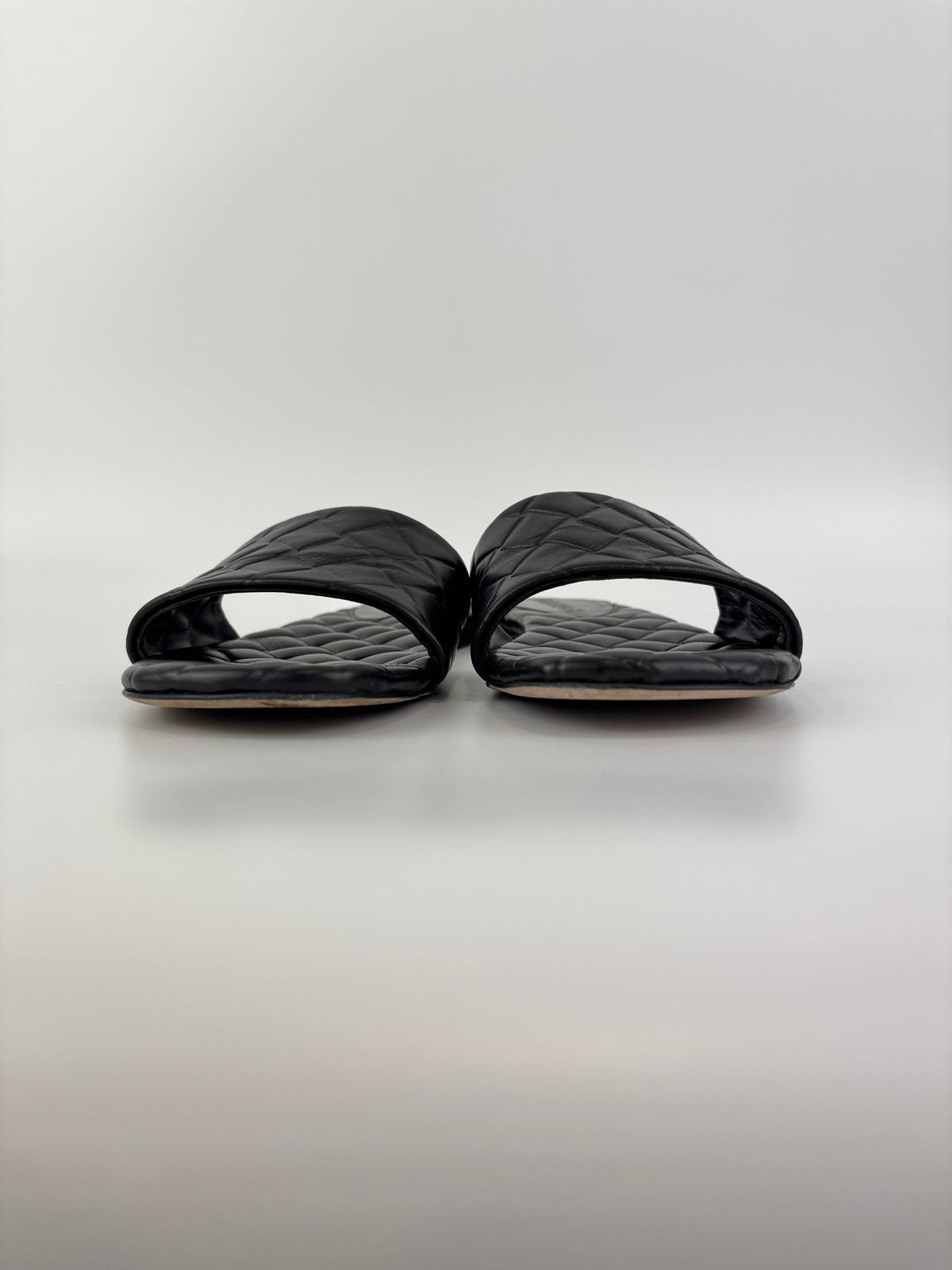 Amy Intrecciato Flat Sandals in Black Leather Size 39