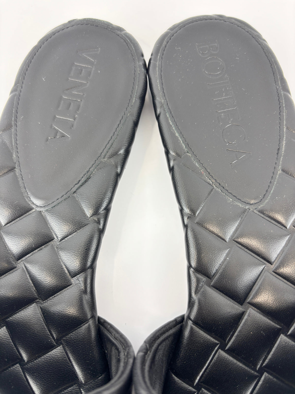 Amy Intrecciato Flat Sandals in Black Leather Size 39