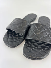 Amy Intrecciato Flat Sandals in Black Leather Size 39