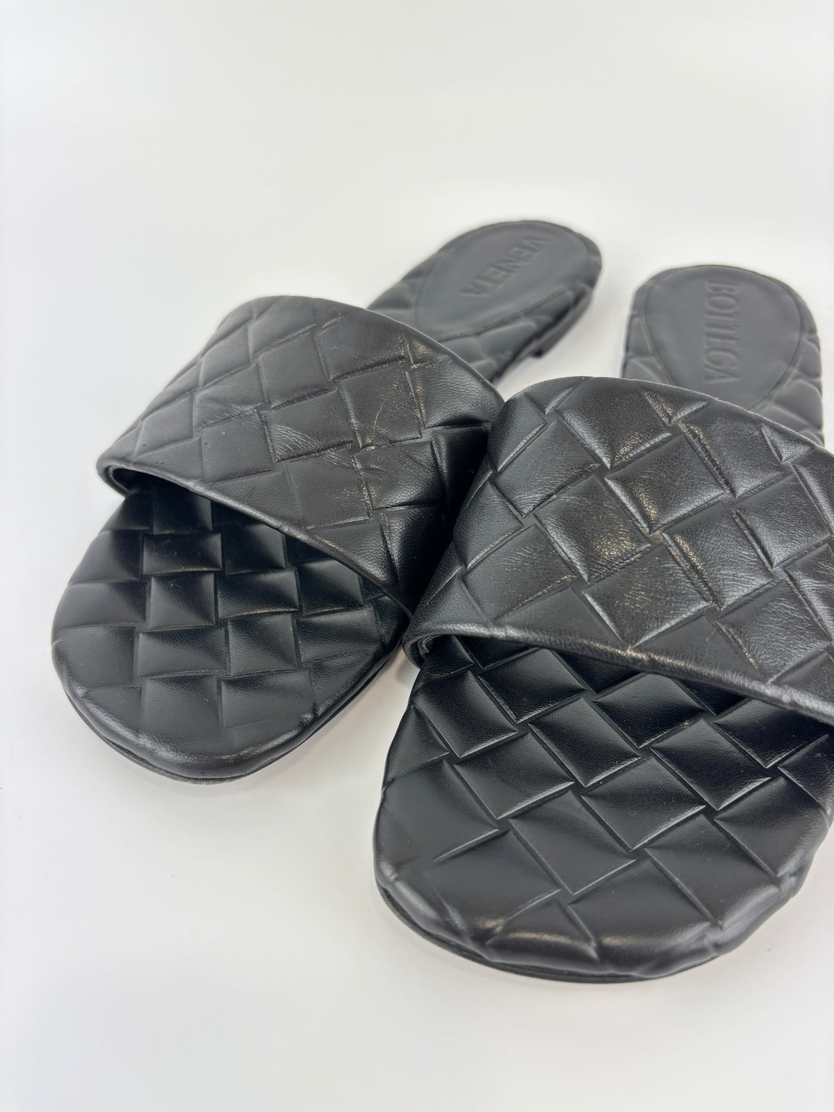 Amy Intrecciato Flat Sandals in Black Leather Size 39