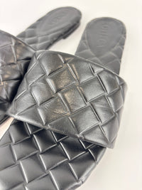 Amy Intrecciato Flat Sandals in Black Leather Size 39