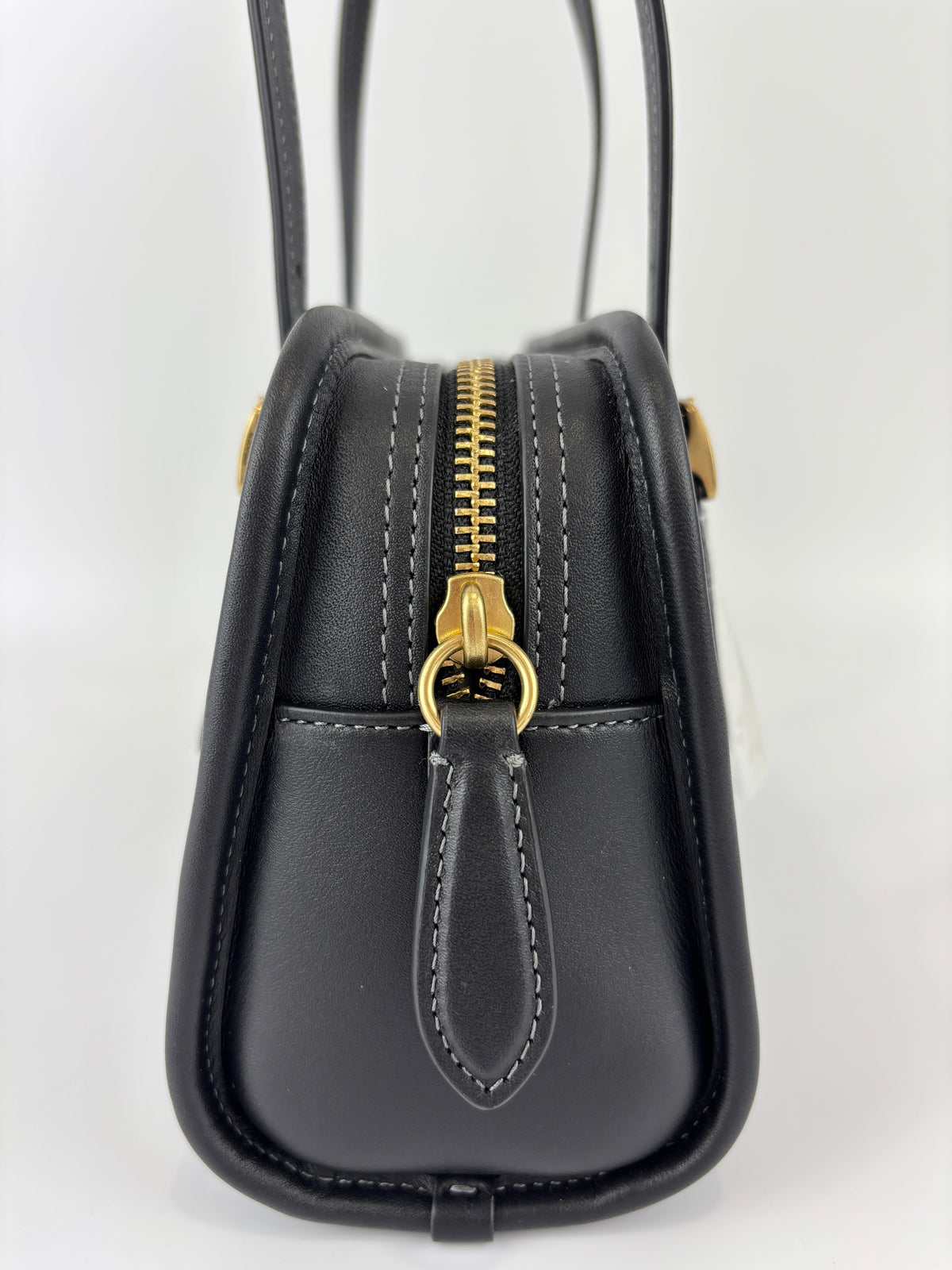 CM565 Swing Zip Shoulder Bag in Black