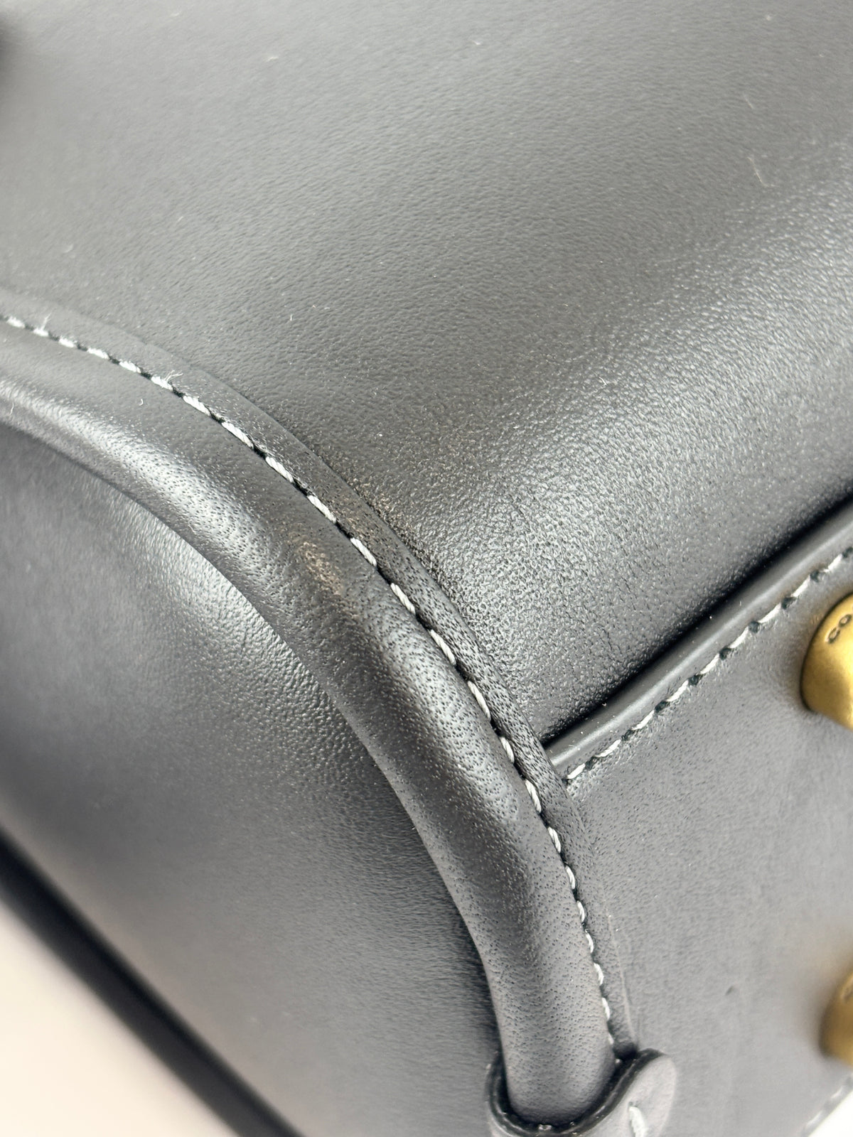 CM565 Swing Zip Shoulder Bag in Black