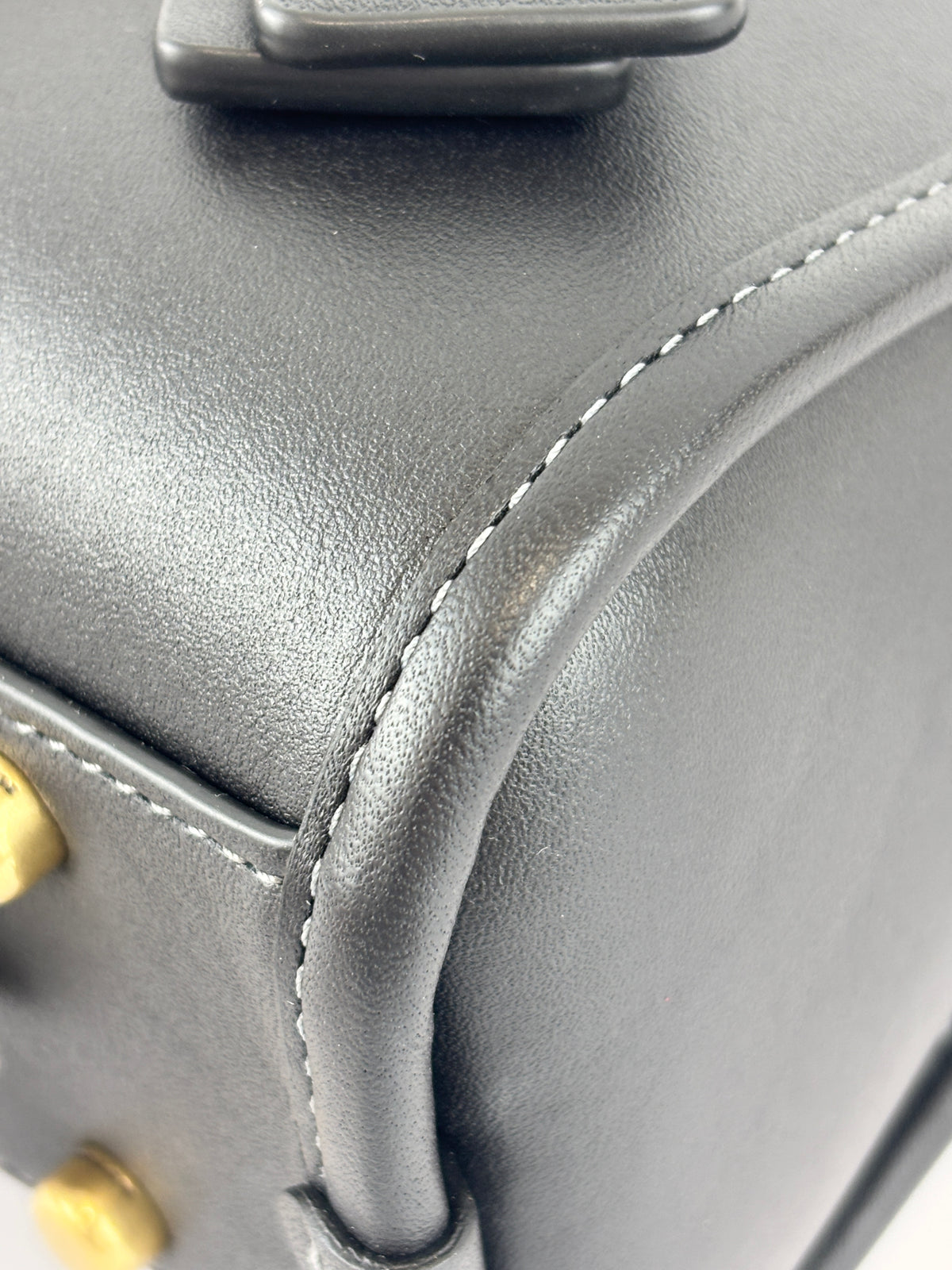 CM565 Swing Zip Shoulder Bag in Black