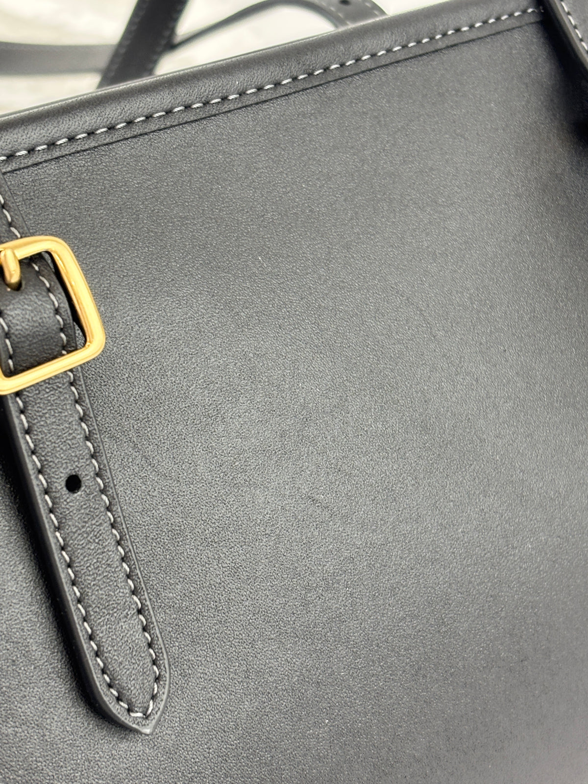 CM565 Swing Zip Shoulder Bag in Black