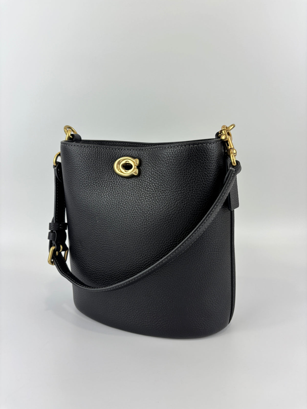 CW625 Bleecker Bucket Bag in Black