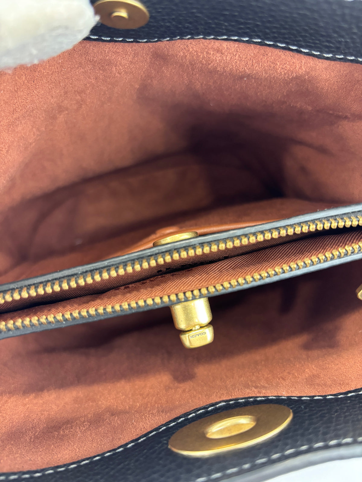 CW625 Bleecker Bucket Bag in Black