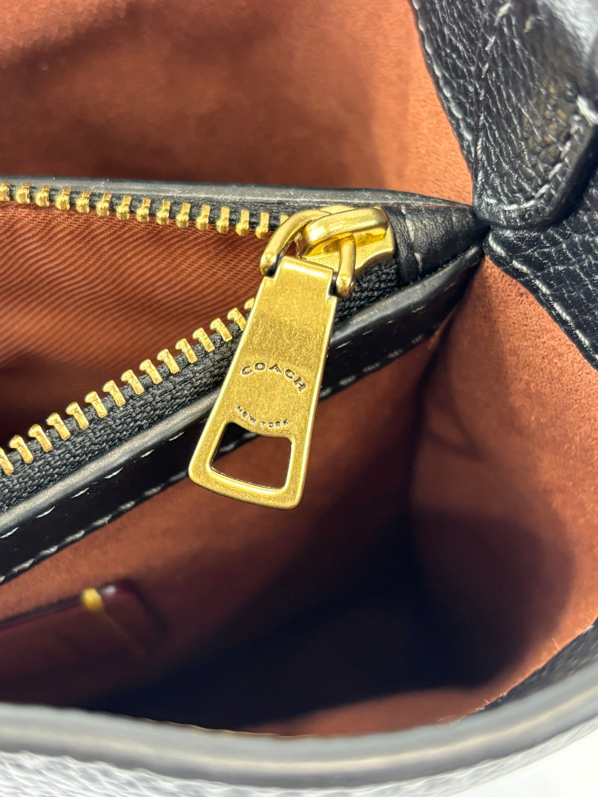 CW625 Bleecker Bucket Bag in Black