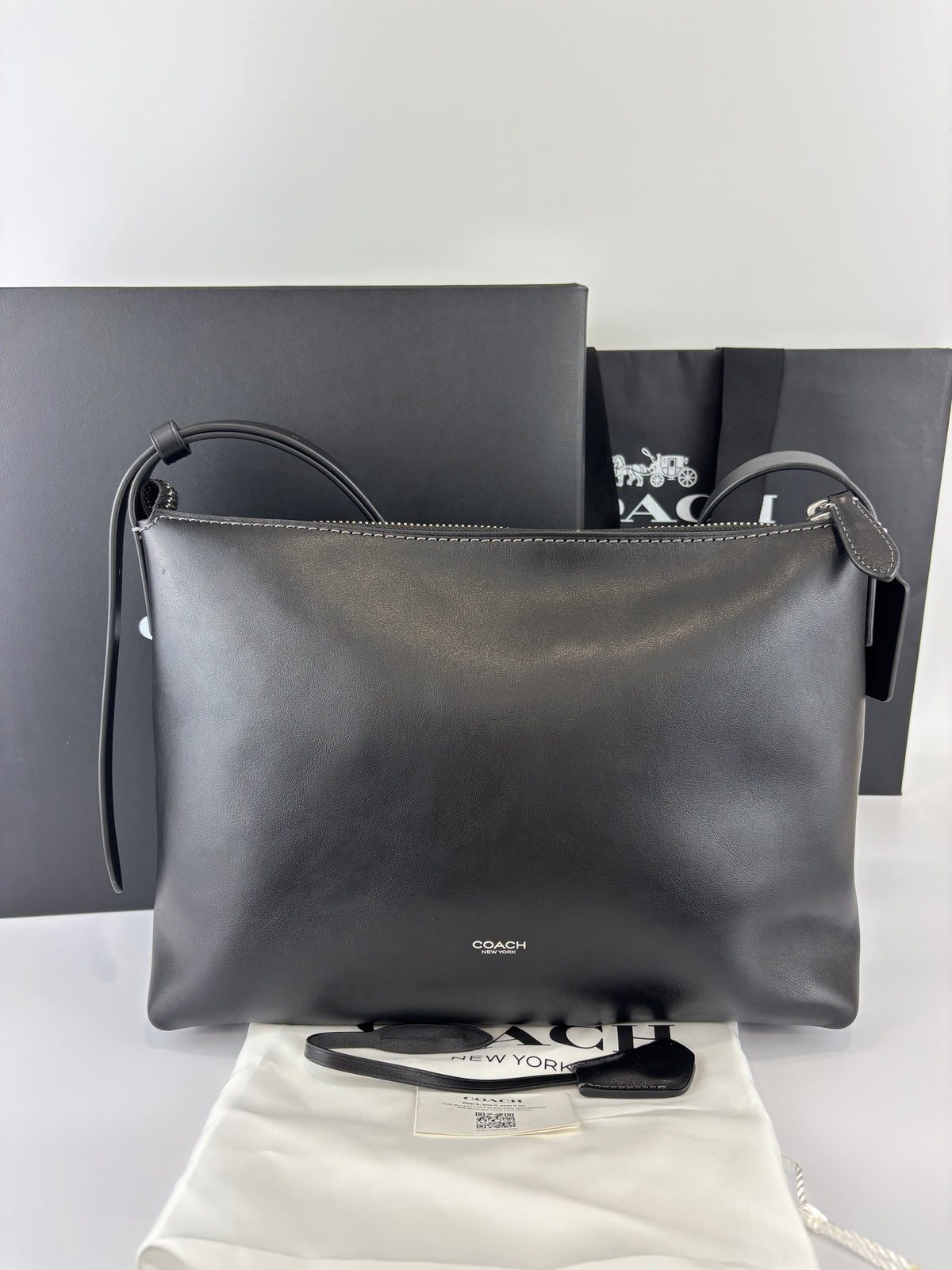 CCB57 Mott Messenger Bag in Black
