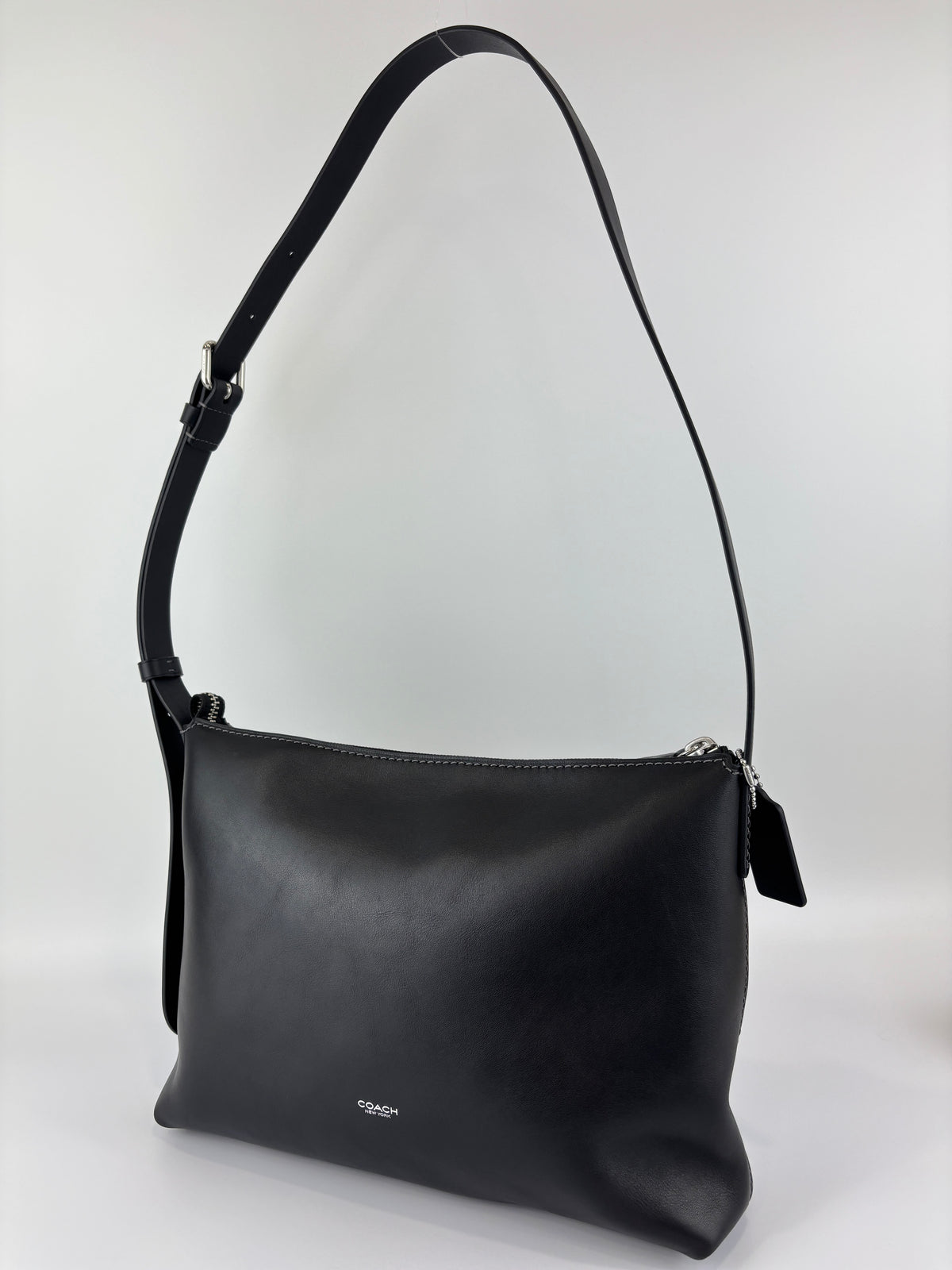 CCB57 Mott Messenger Bag in Black