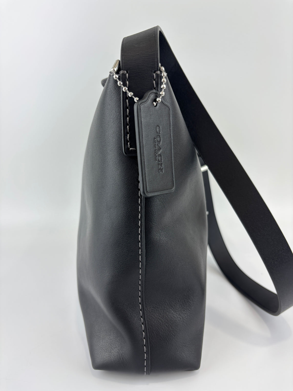 CCB57 Mott Messenger Bag in Black