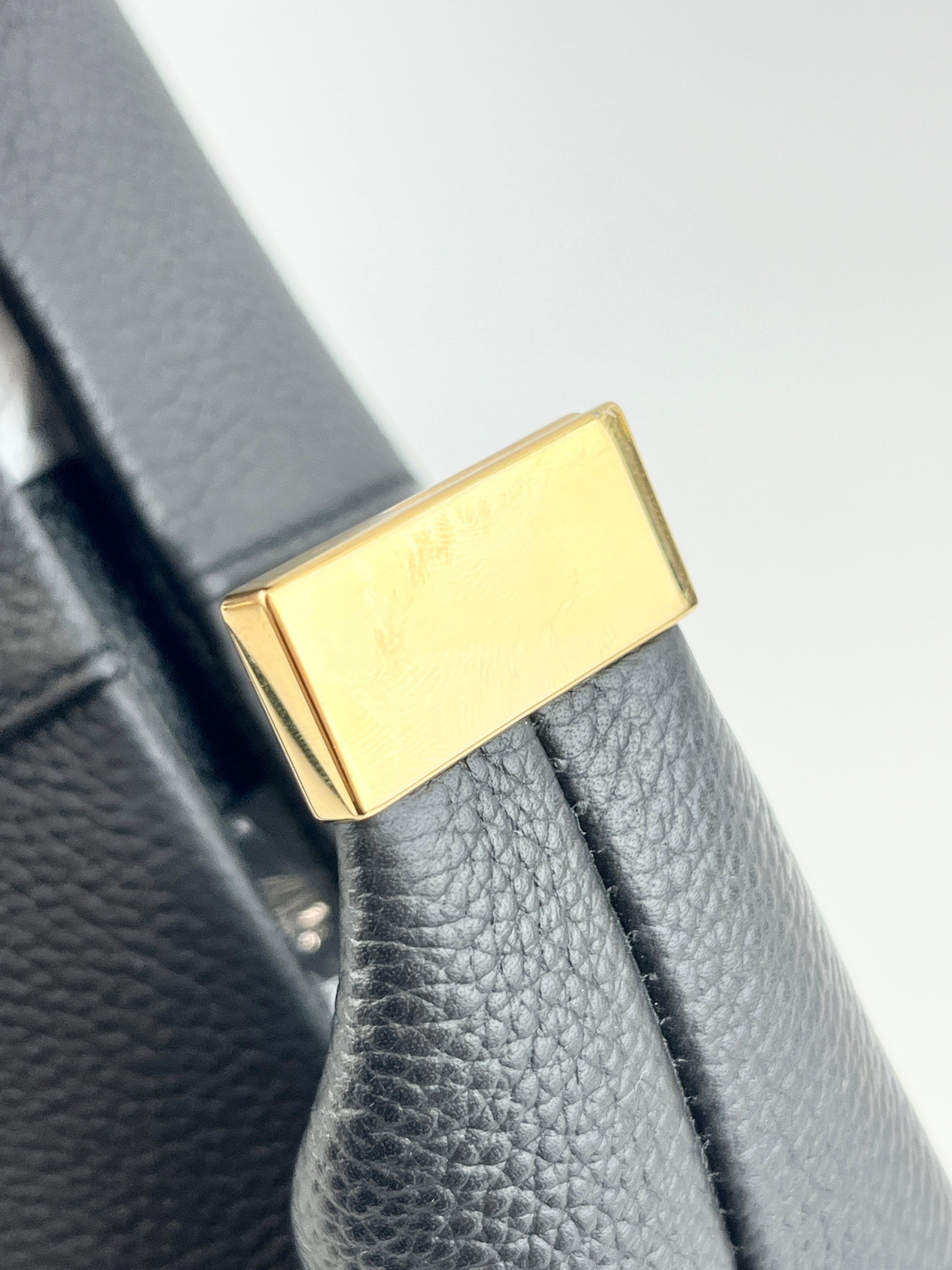 Beri Crossbody Bag Black Grained Calfskin