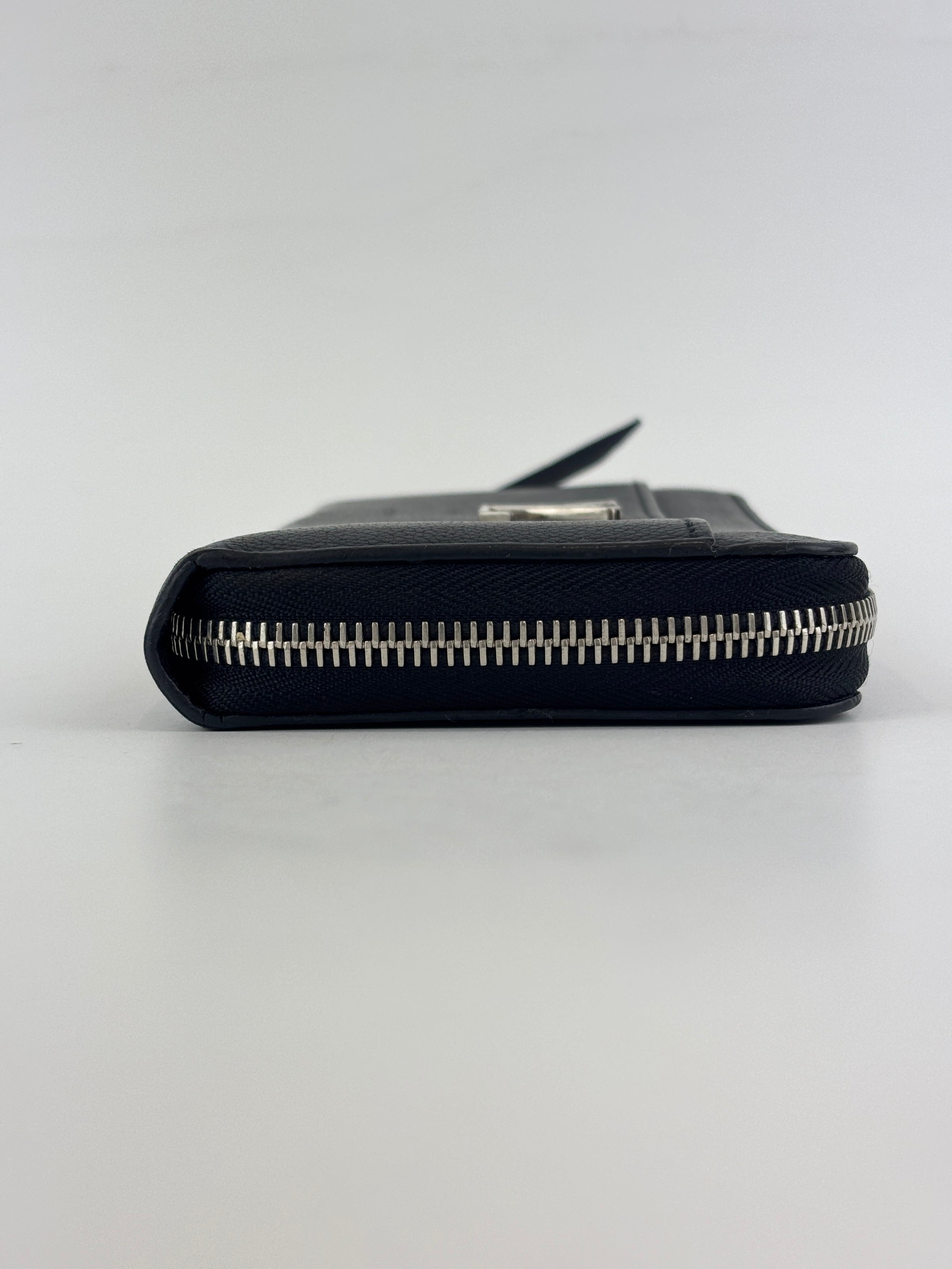 M62622 Lockme Zippy Wallet Black