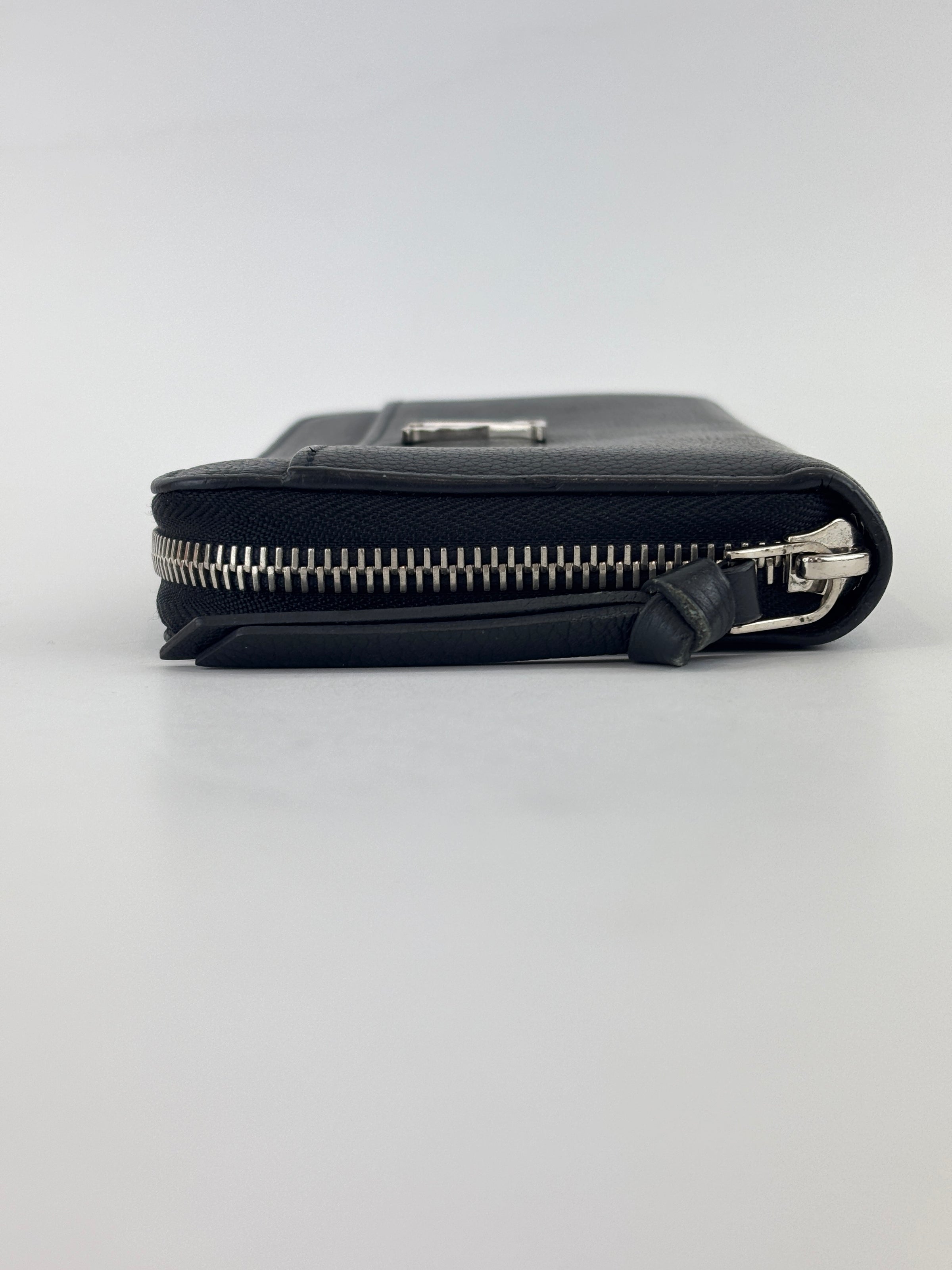M62622 Lockme Zippy Wallet Black