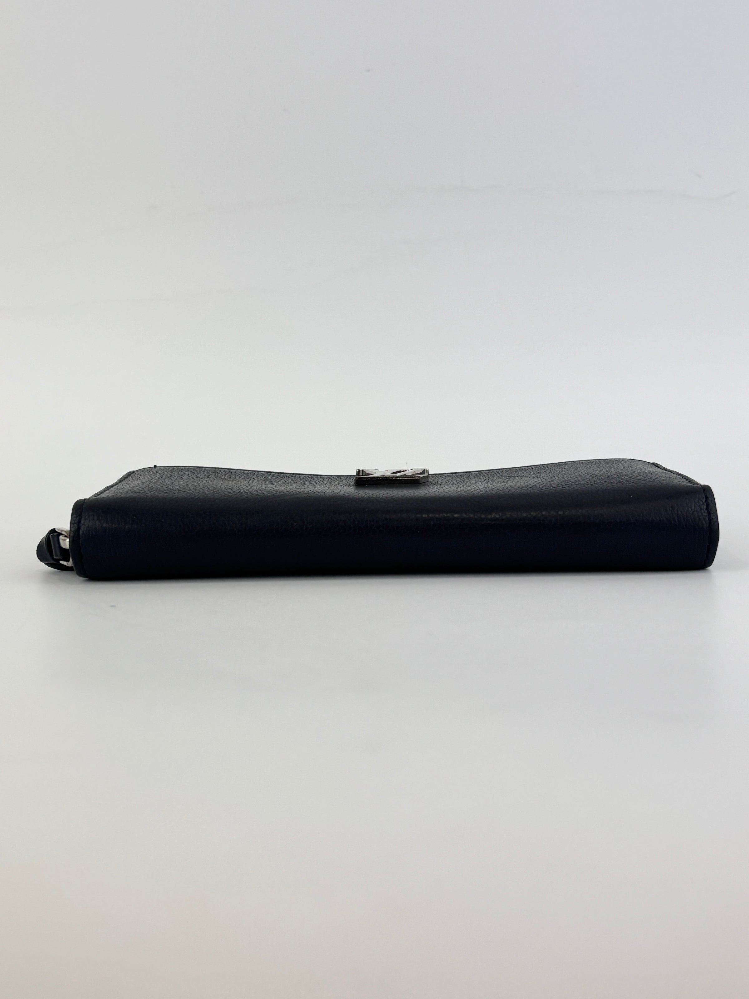 M62622 Lockme Zippy Wallet Black