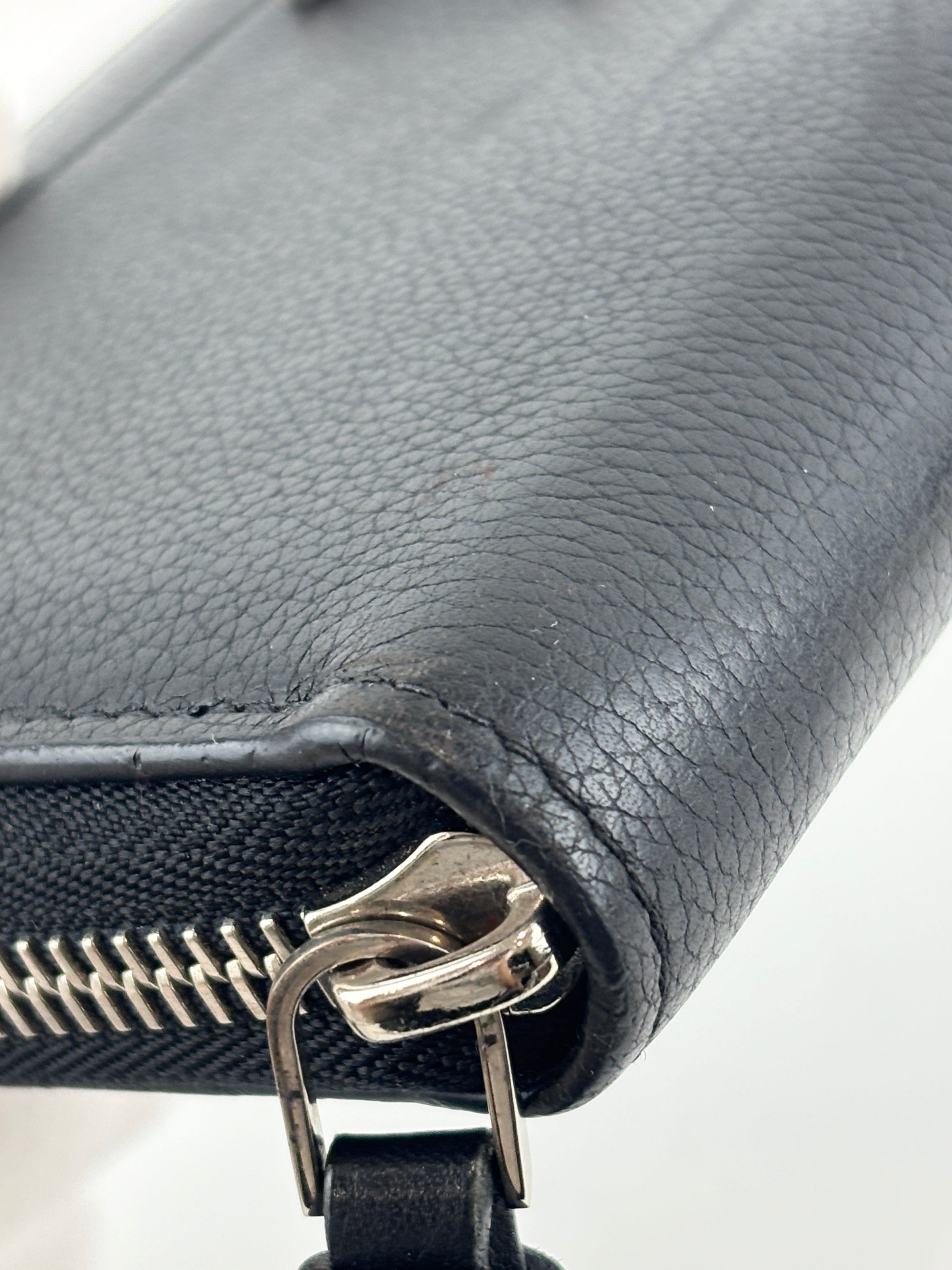 M62622 Lockme Zippy Wallet Black