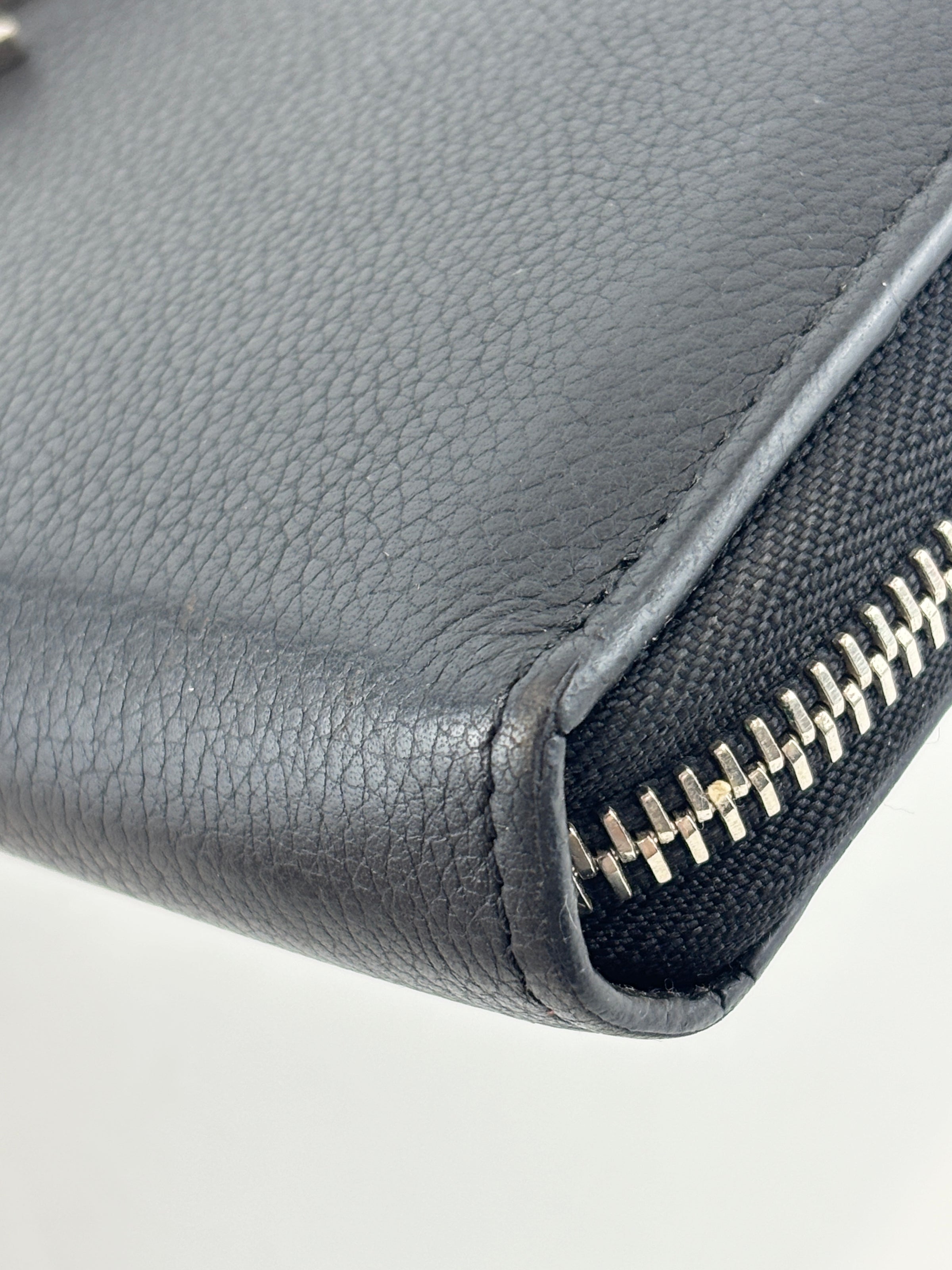 M62622 Lockme Zippy Wallet Black