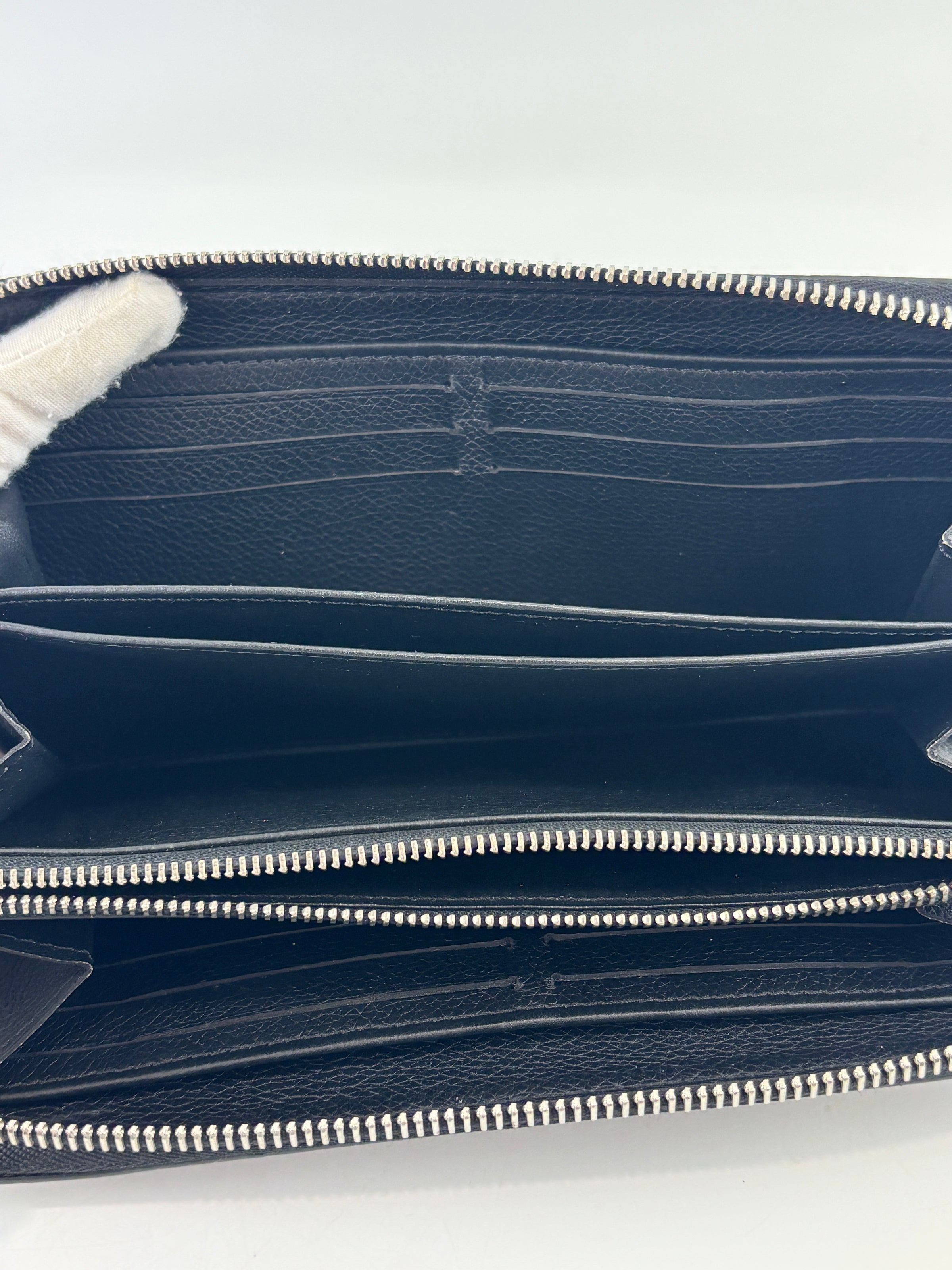 M62622 Lockme Zippy Wallet Black