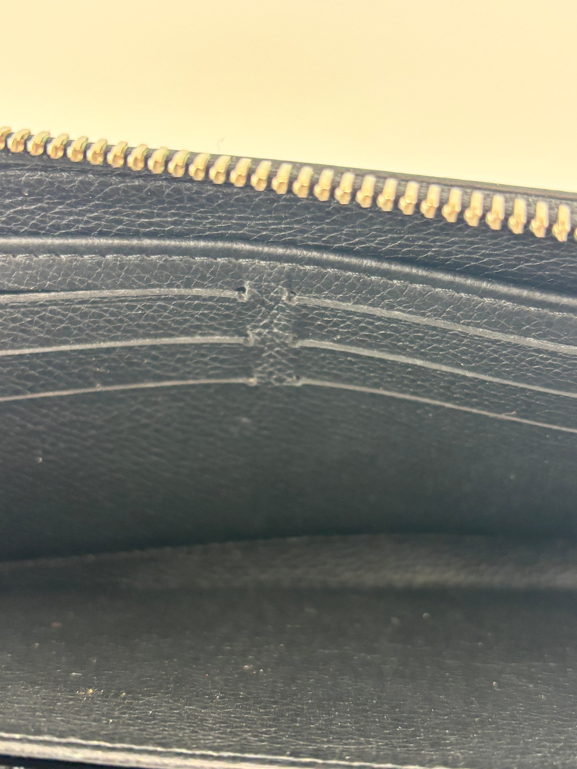 M62622 Lockme Zippy Wallet Black