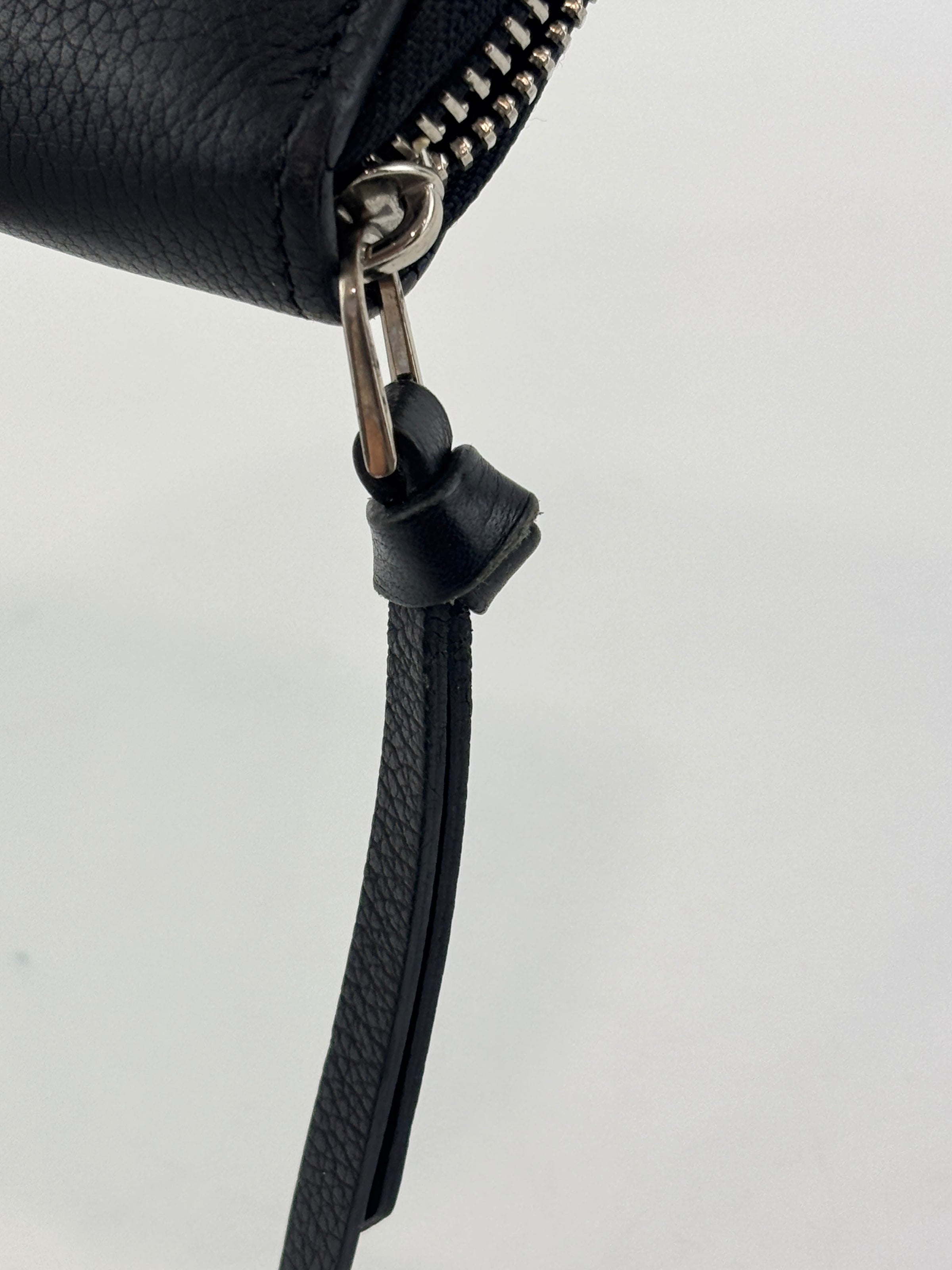 M62622 Lockme Zippy Wallet Black