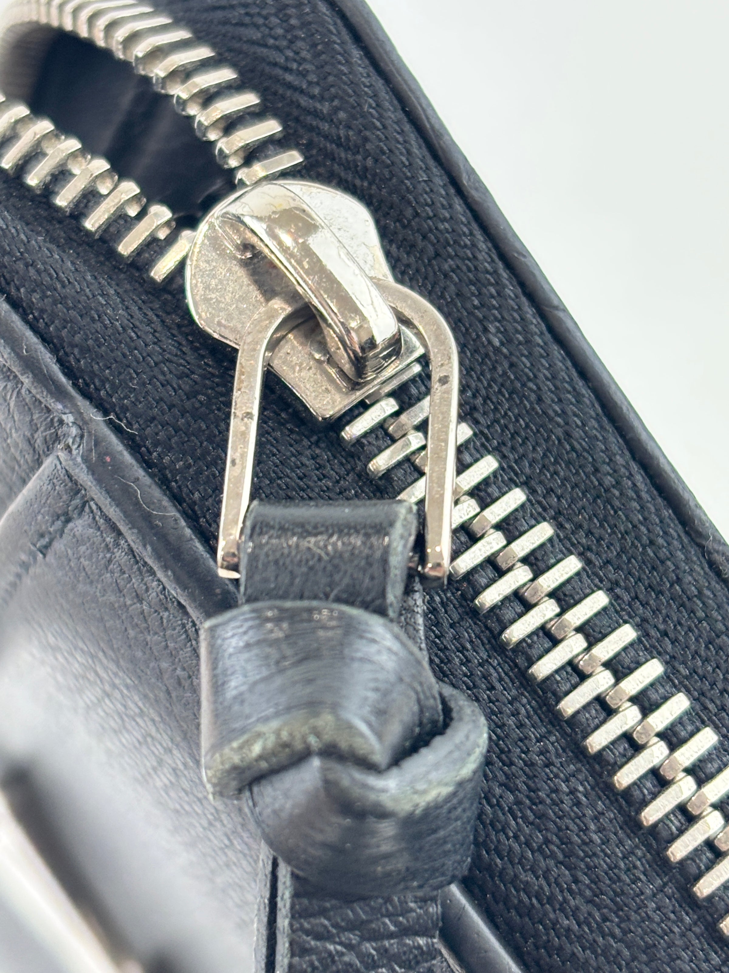 M62622 Lockme Zippy Wallet Black